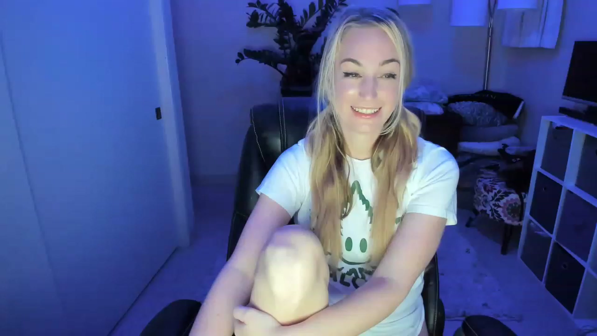 Gallery image thumbnail from JaneAllDay's myfreecams stream on, 12/21/2022, 04:37 image 13 of 20