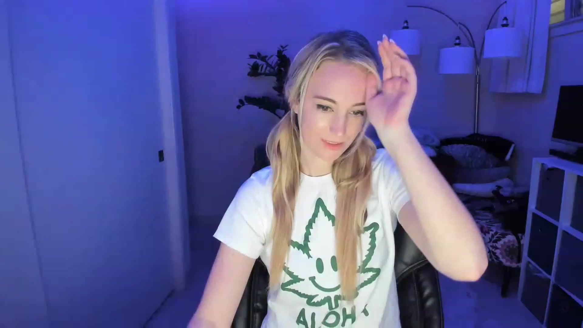 Gallery image thumbnail from JaneAllDay's myfreecams stream on, 12/21/2022, 07:07 image 6 of 20