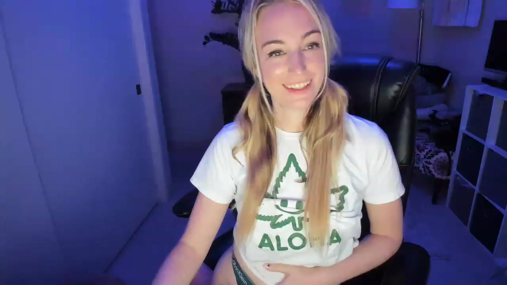 Gallery image thumbnail from JaneAllDay's myfreecams stream on, 12/21/2022, 07:07 image 4 of 20