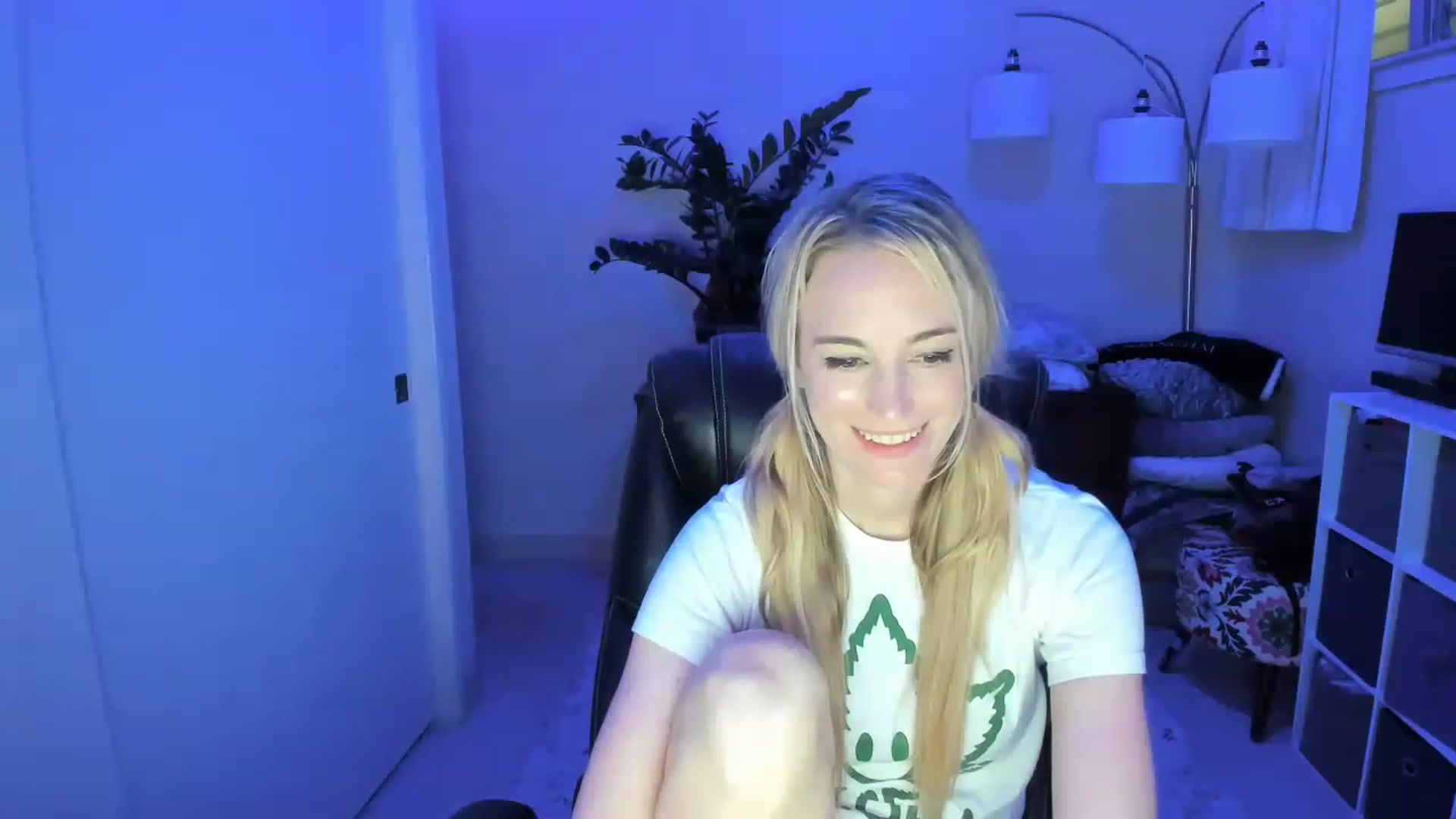 Gallery image thumbnail from JaneAllDay's myfreecams stream on, 12/21/2022, 07:07 image 8 of 20