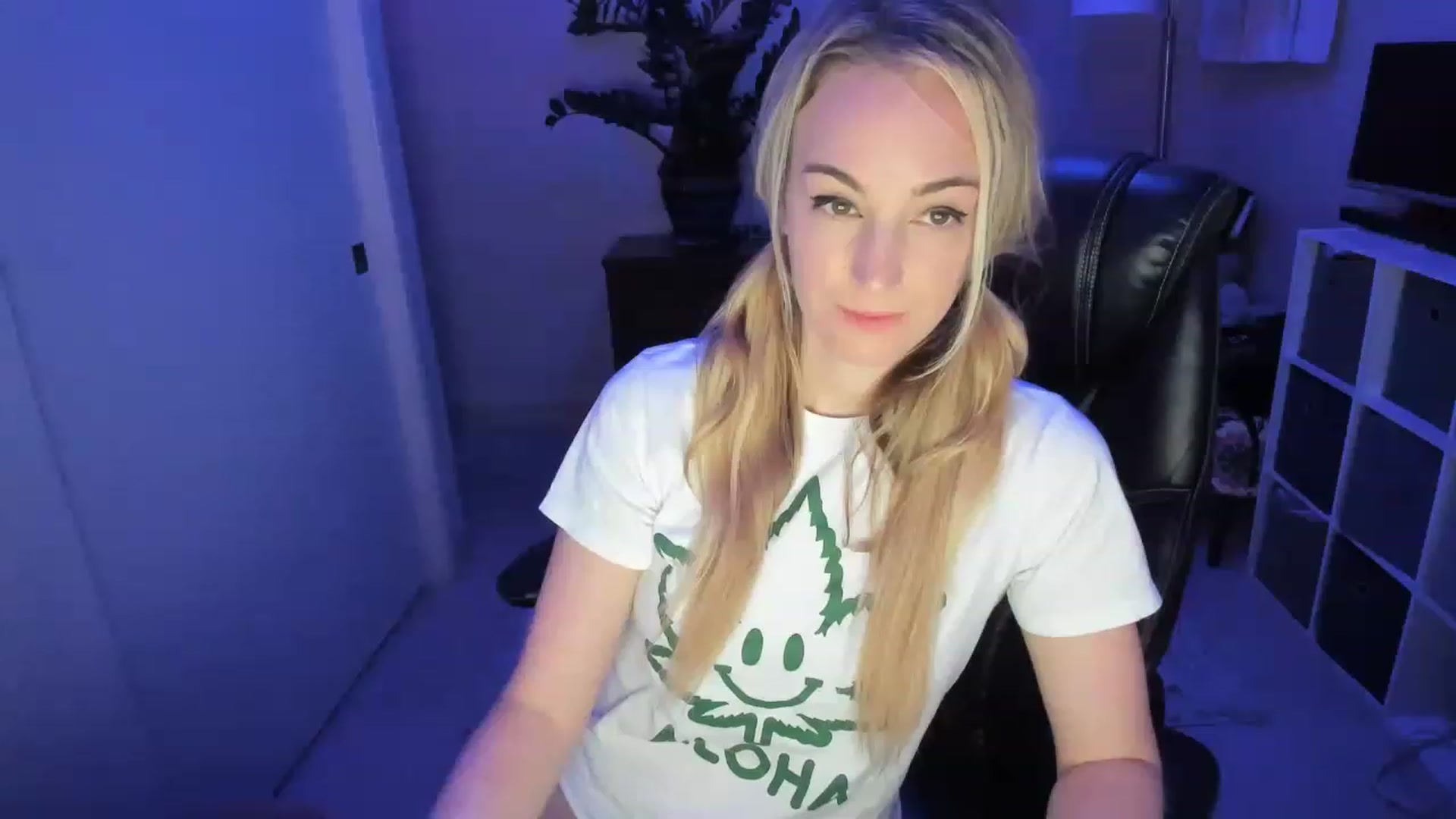 Gallery image thumbnail from JaneAllDay's myfreecams stream on, 12/21/2022, 07:07 image 11 of 20