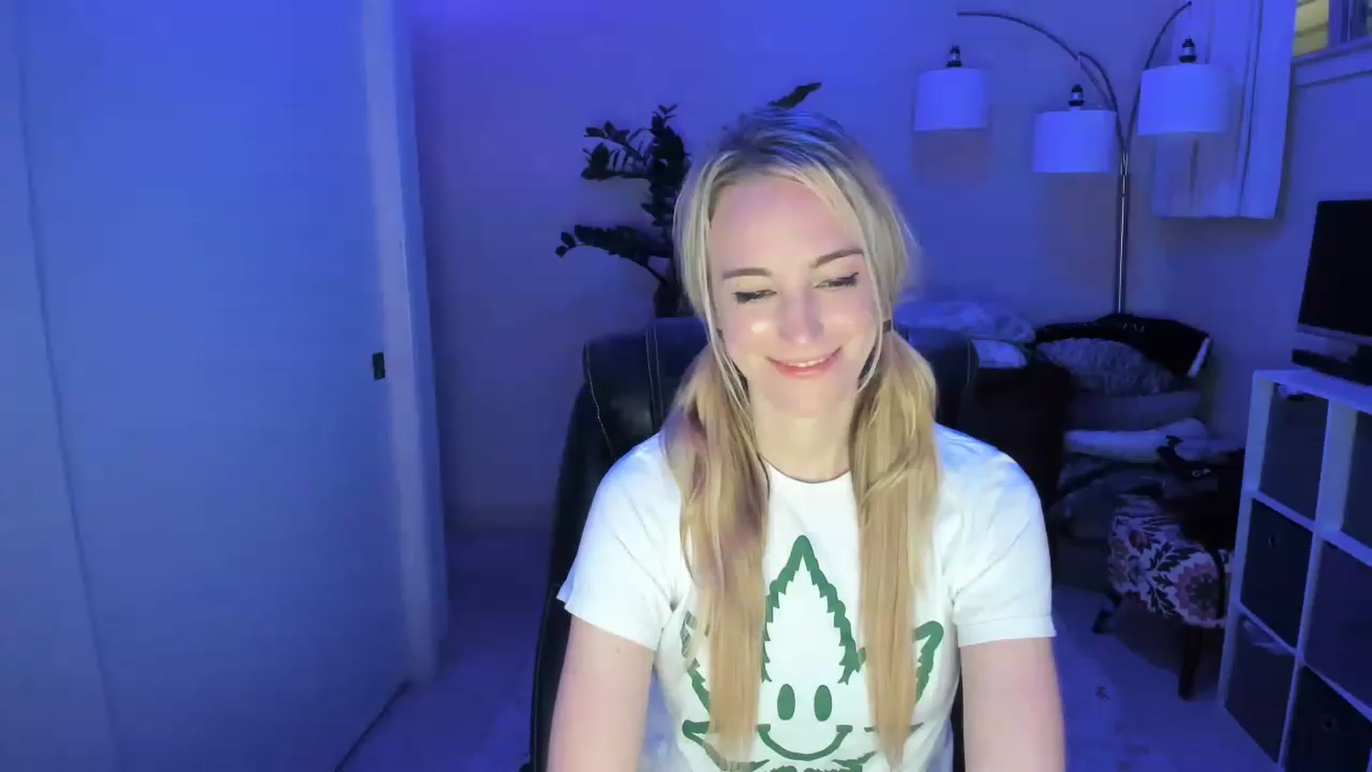 Gallery image thumbnail from JaneAllDay's myfreecams stream on, 12/21/2022, 07:07 image 7 of 20