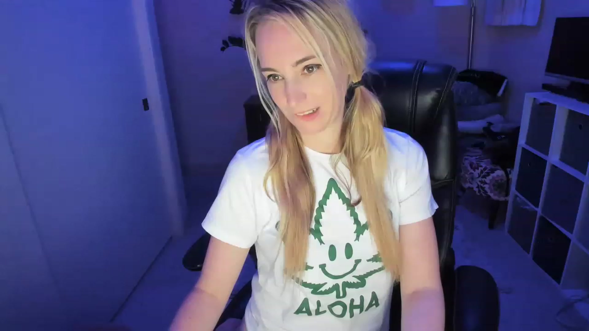Gallery image thumbnail from JaneAllDay's myfreecams stream on, 12/21/2022, 07:07 image 10 of 20