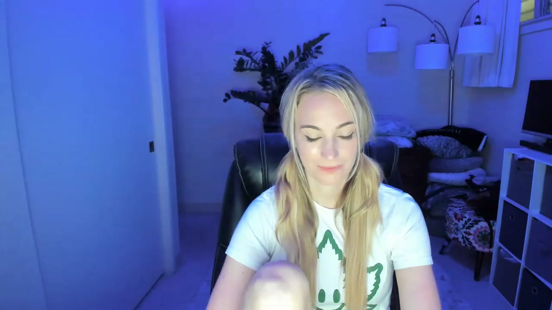 Gallery image thumbnail from JaneAllDay's myfreecams stream on, 12/21/2022, 07:07 image 9 of 20