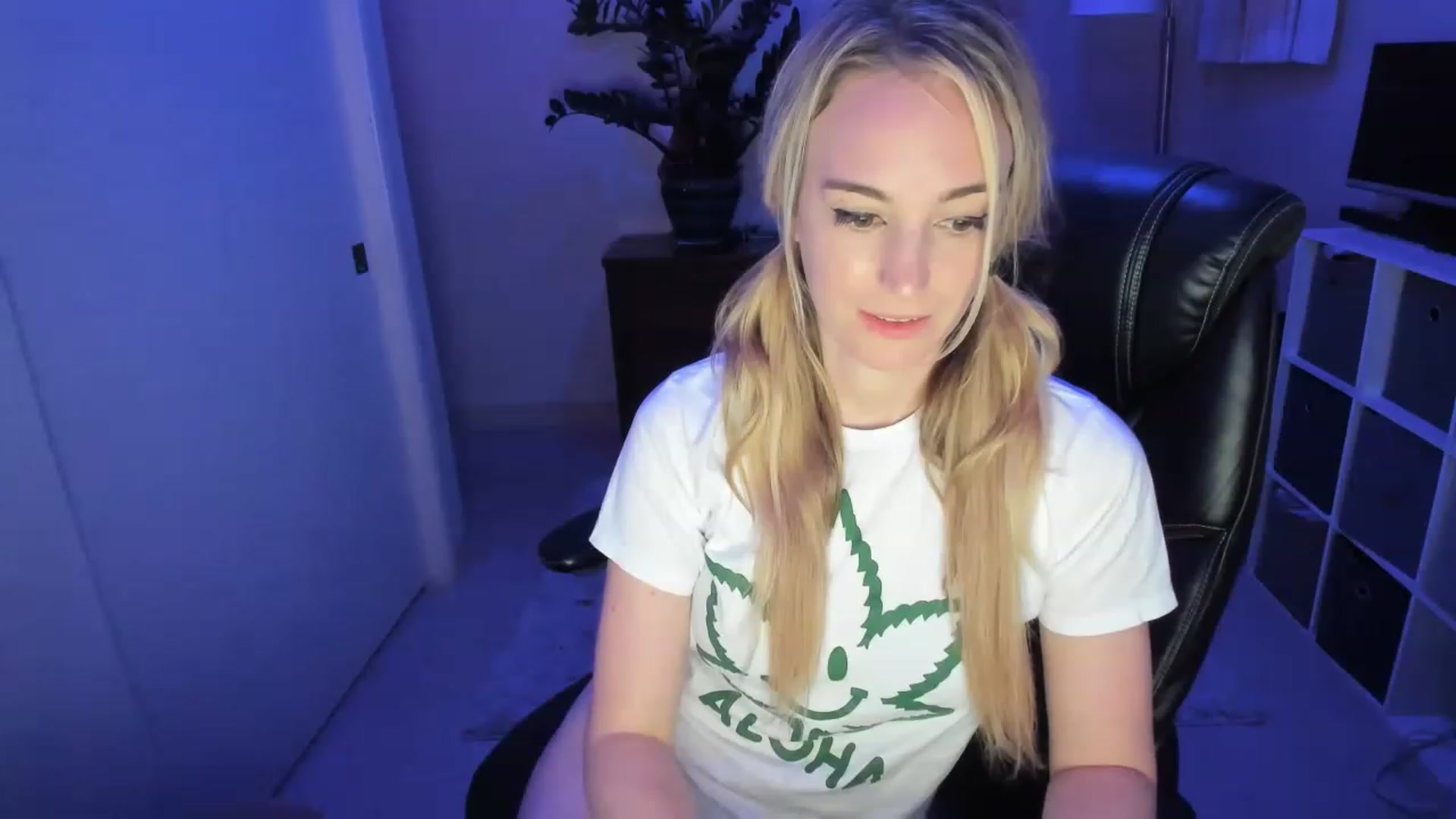Gallery image thumbnail from JaneAllDay's myfreecams stream on, 12/21/2022, 07:07 image 12 of 20