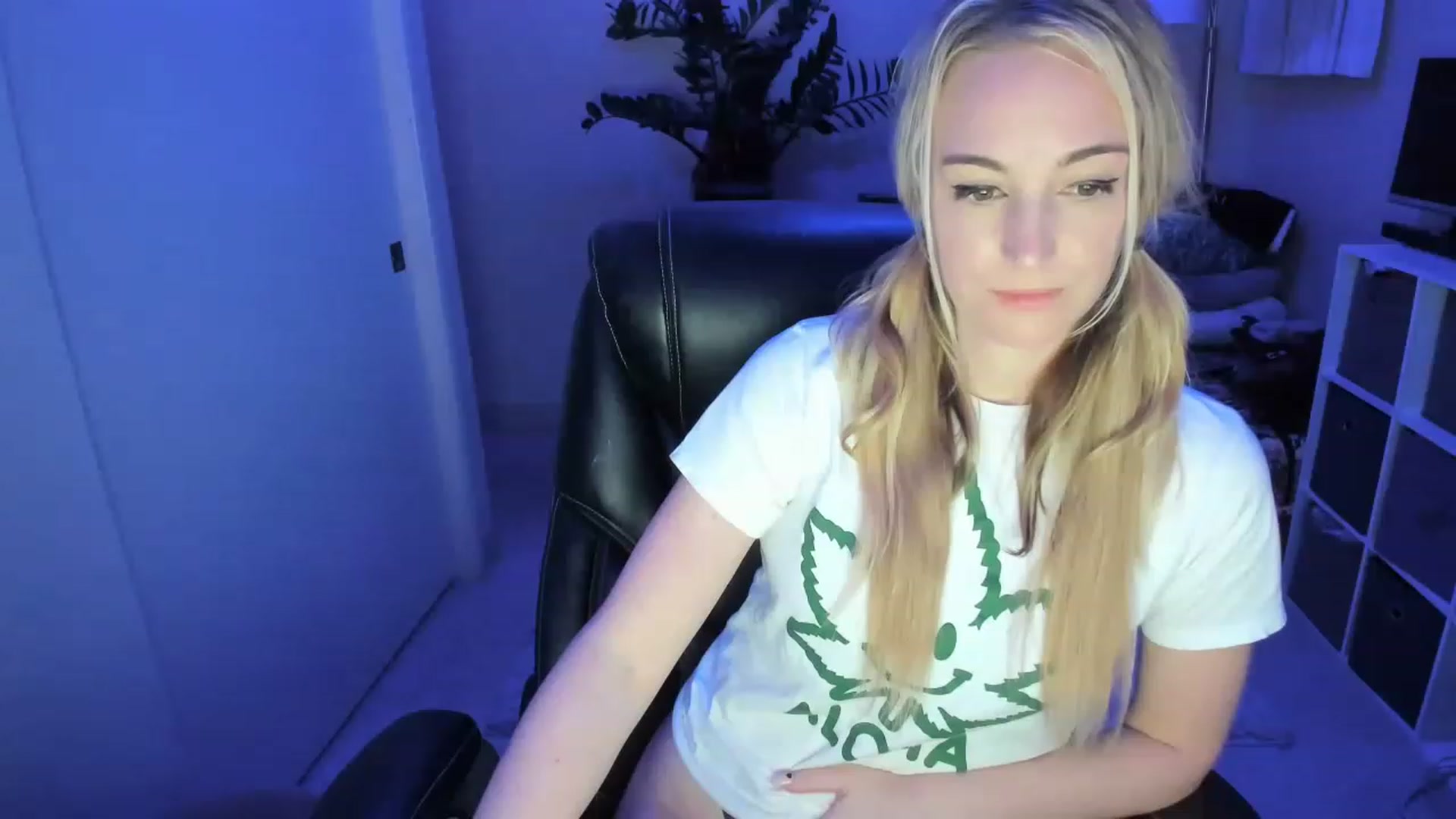 Gallery image thumbnail from JaneAllDay's myfreecams stream on, 12/21/2022, 07:07 image 1 of 20
