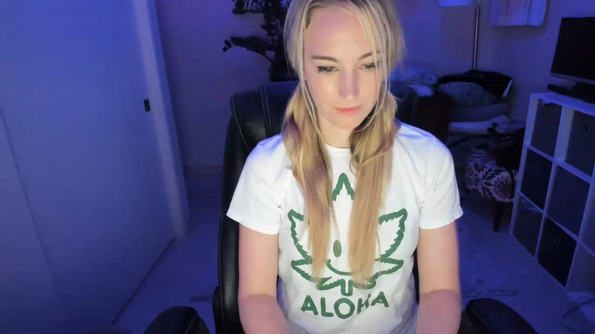 Gallery image thumbnail from JaneAllDay's myfreecams stream on, 12/21/2022, 07:07 image 14 of 20