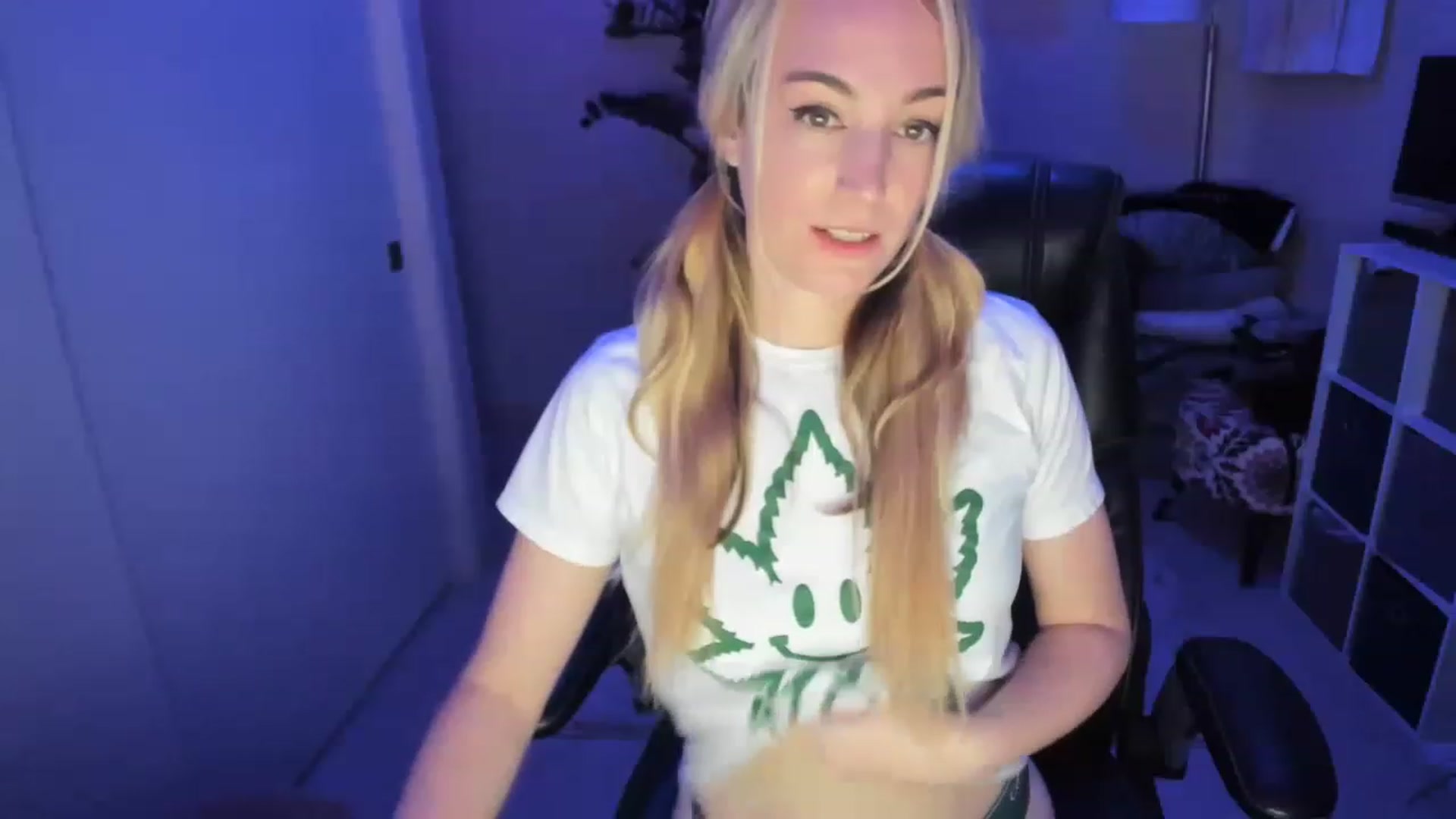 Gallery image thumbnail from JaneAllDay's myfreecams stream on, 12/21/2022, 07:07 image 3 of 20