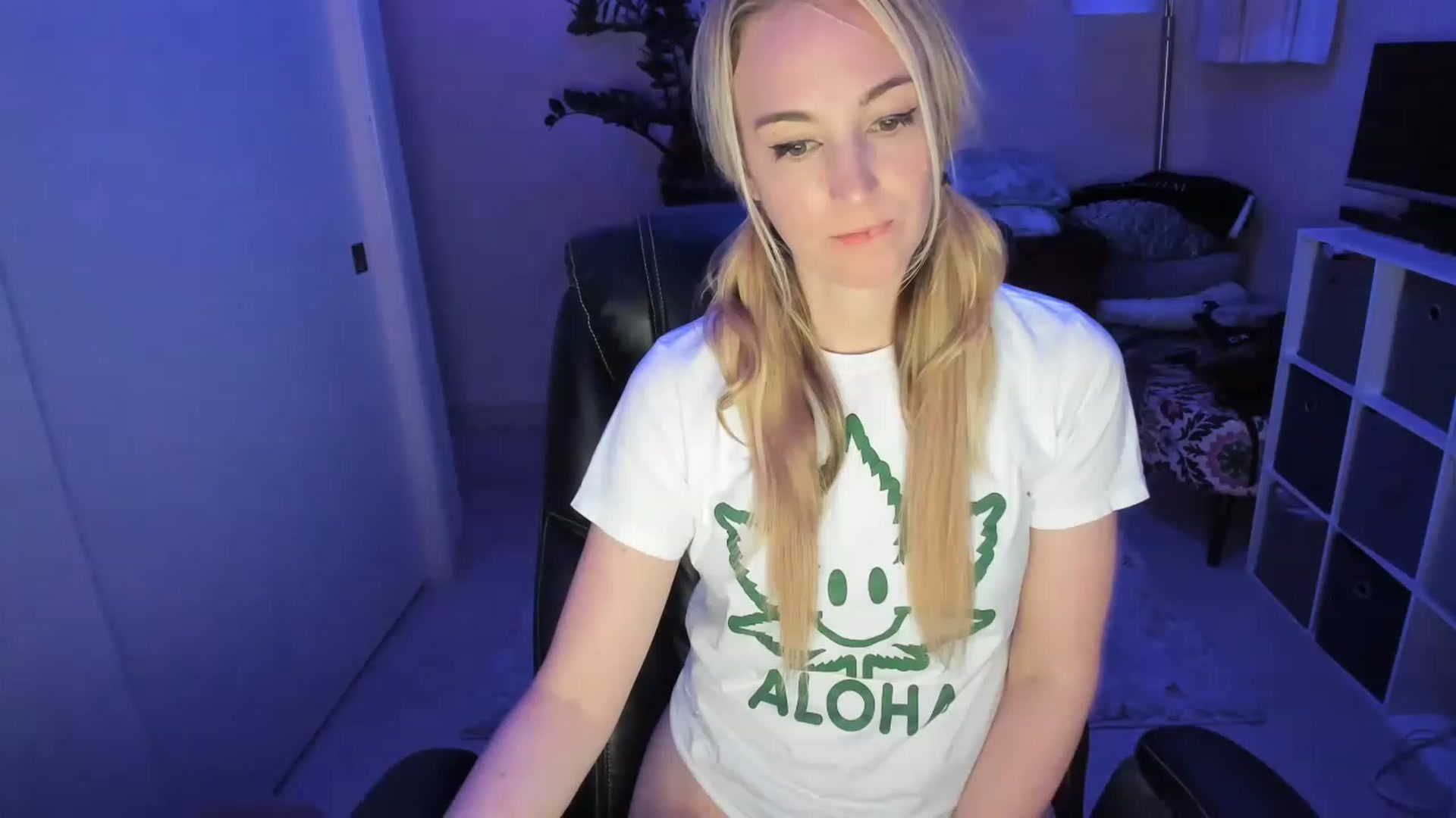 Gallery image thumbnail from JaneAllDay's myfreecams stream on, 12/21/2022, 07:07 image 13 of 20