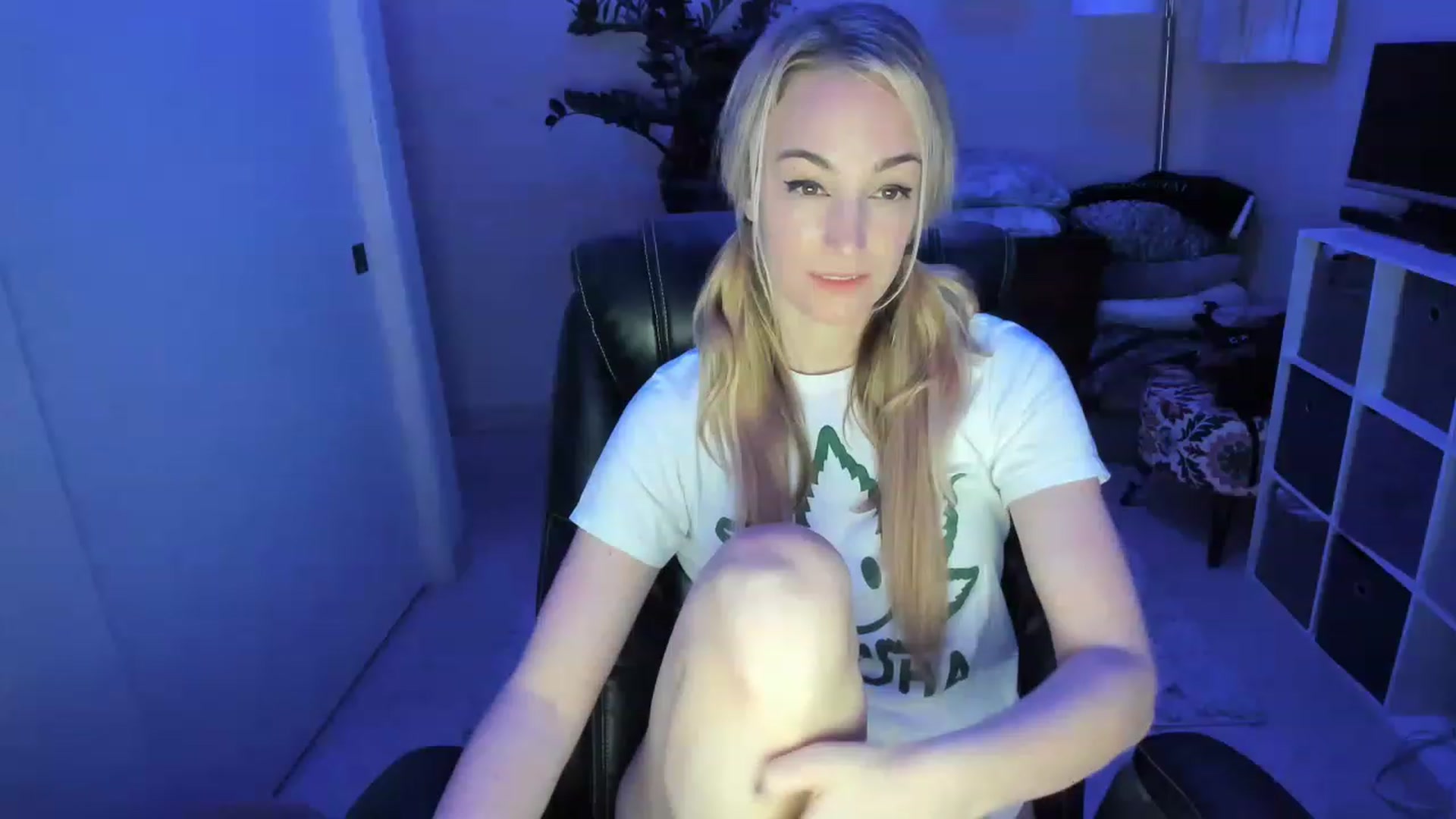 Gallery image thumbnail from JaneAllDay's myfreecams stream on, 12/21/2022, 07:07 image 15 of 20