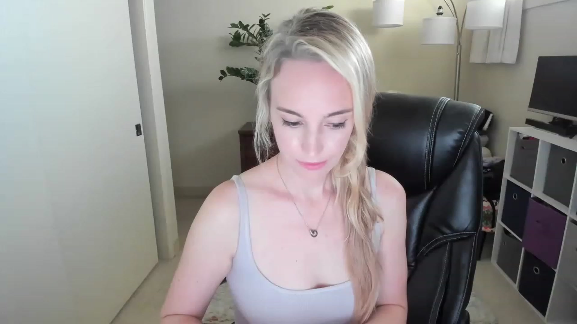 Gallery image thumbnail from JaneAllDay's myfreecams stream on, 12/22/2022, 03:27 image 18 of 20