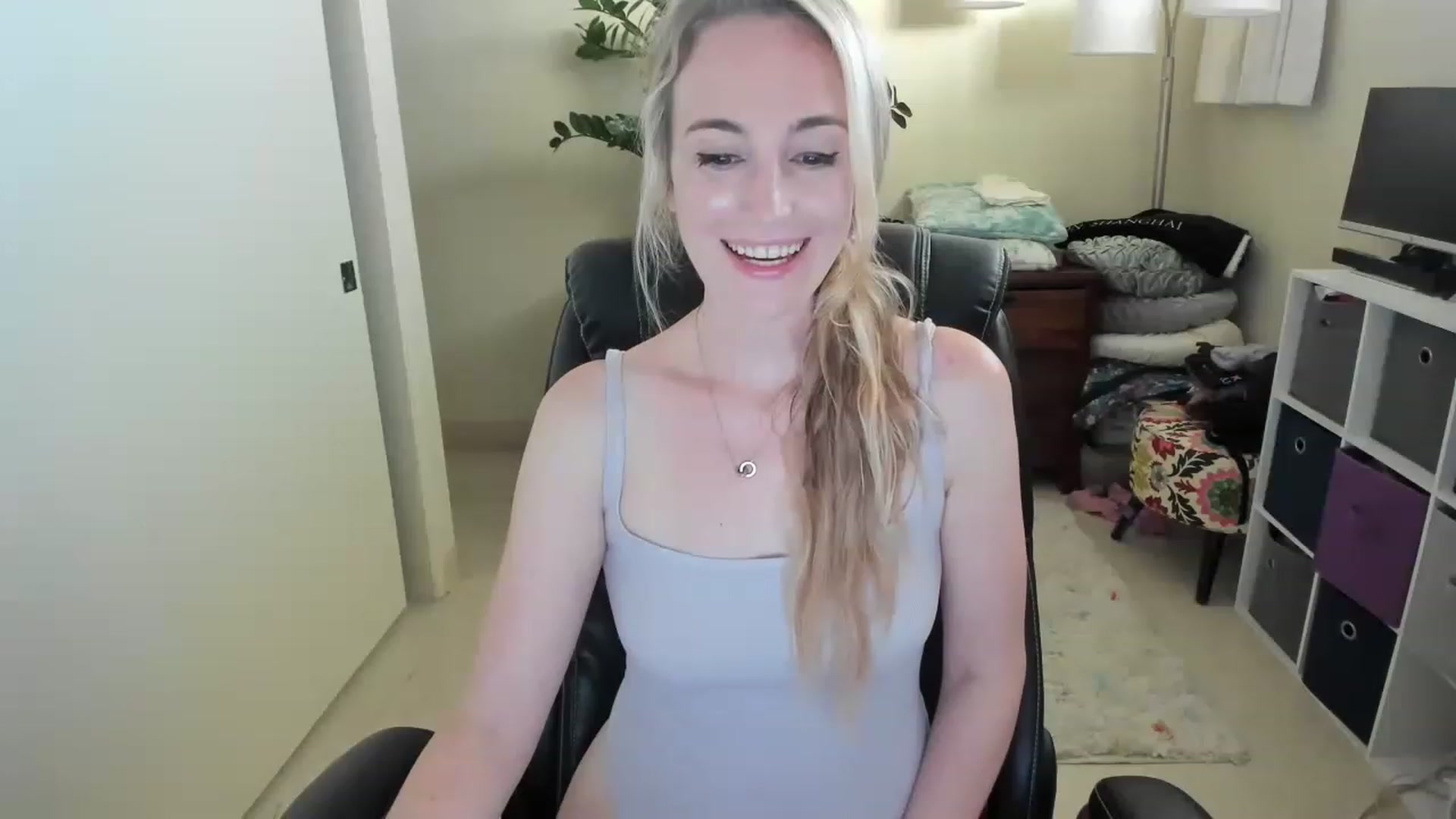 Gallery image thumbnail from JaneAllDay's myfreecams stream on, 12/22/2022, 03:27 image 13 of 20