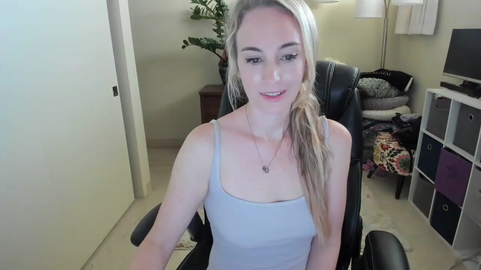 Gallery image thumbnail from JaneAllDay's myfreecams stream on, 12/22/2022, 03:27 image 11 of 20
