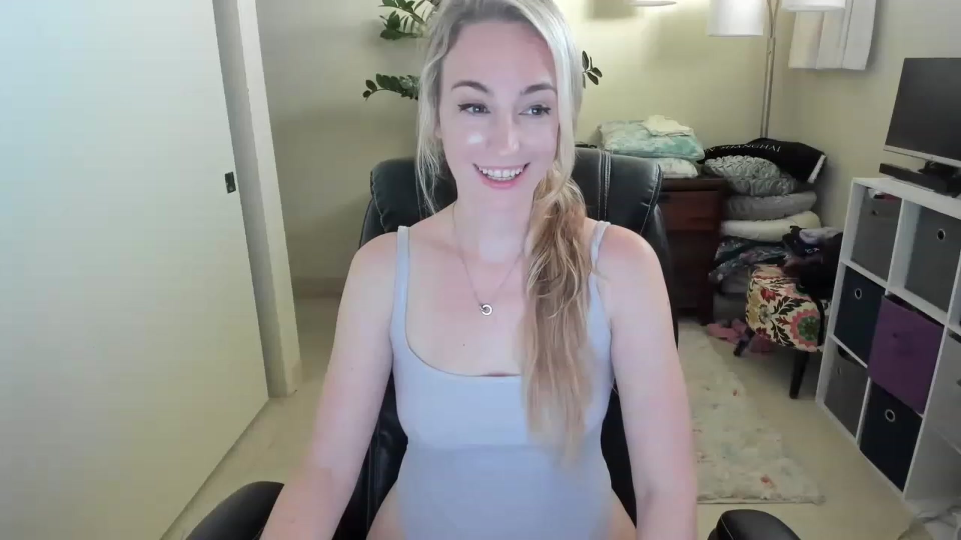 Gallery image thumbnail from JaneAllDay's myfreecams stream on, 12/22/2022, 03:27 image 14 of 20
