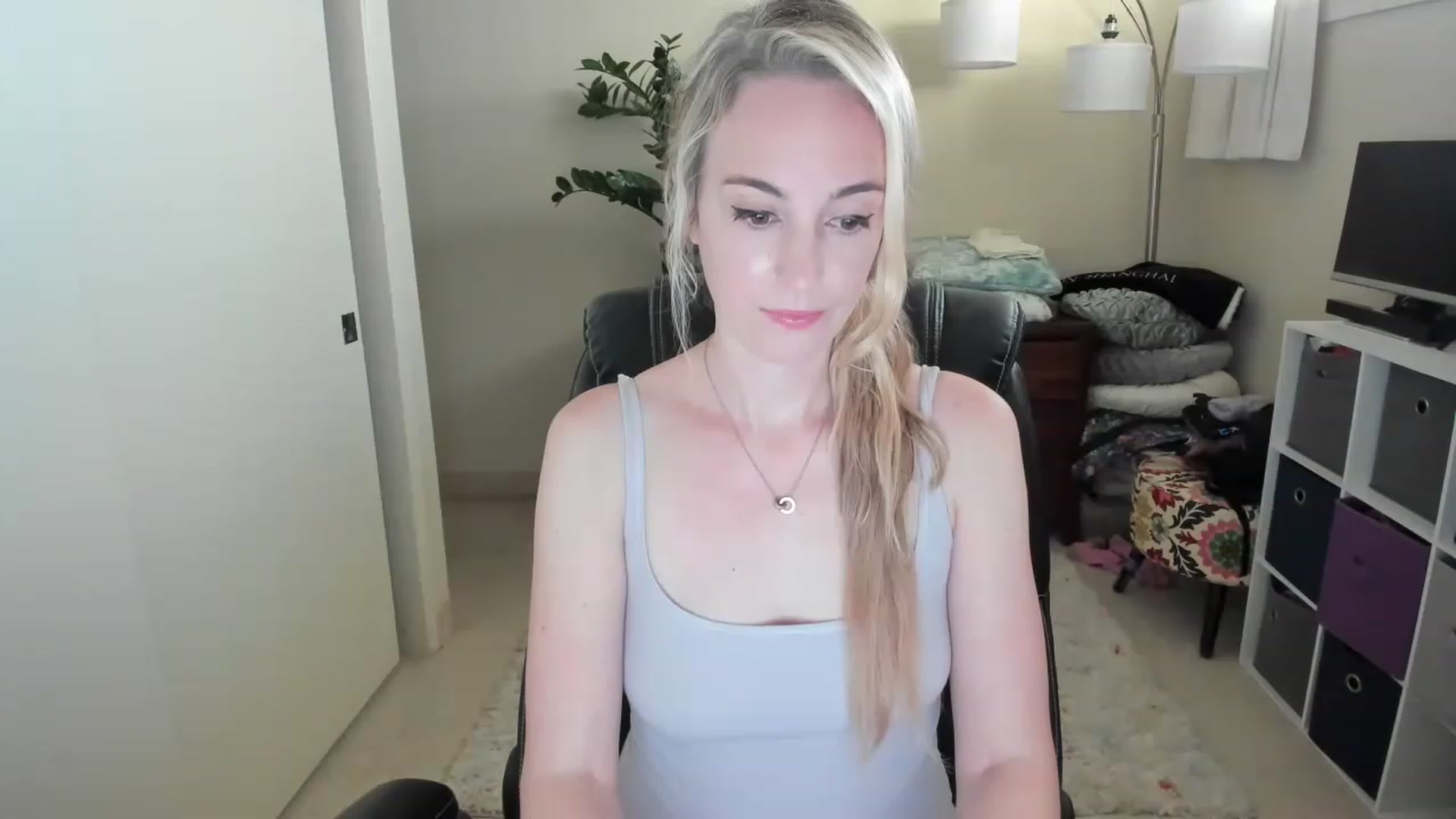 Gallery image thumbnail from JaneAllDay's myfreecams stream on, 12/22/2022, 03:27 image 19 of 20