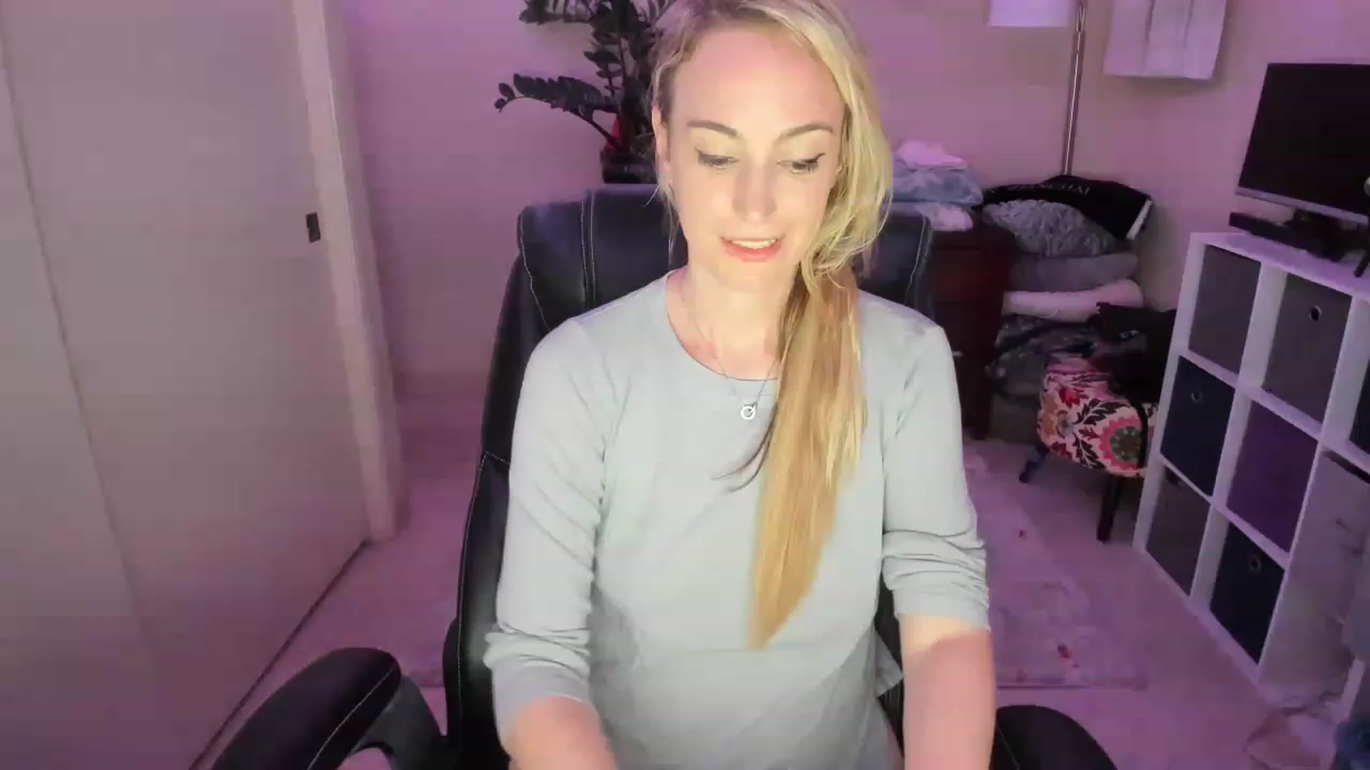 Gallery image thumbnail from JaneAllDay's myfreecams stream on, 12/23/2022, 06:53 image 16 of 20