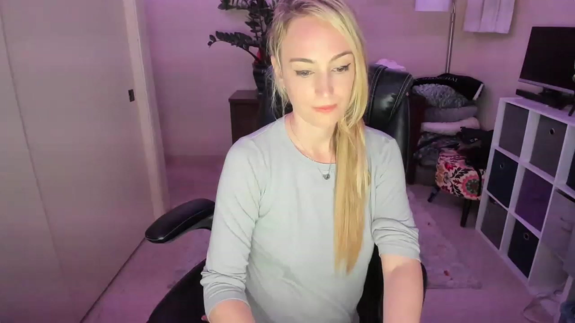 Gallery image thumbnail from JaneAllDay's myfreecams stream on, 12/23/2022, 06:53 image 14 of 20