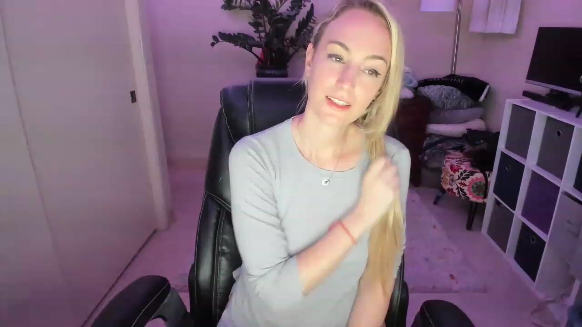 Gallery image thumbnail from JaneAllDay's myfreecams stream on, 12/23/2022, 06:53 image 17 of 20
