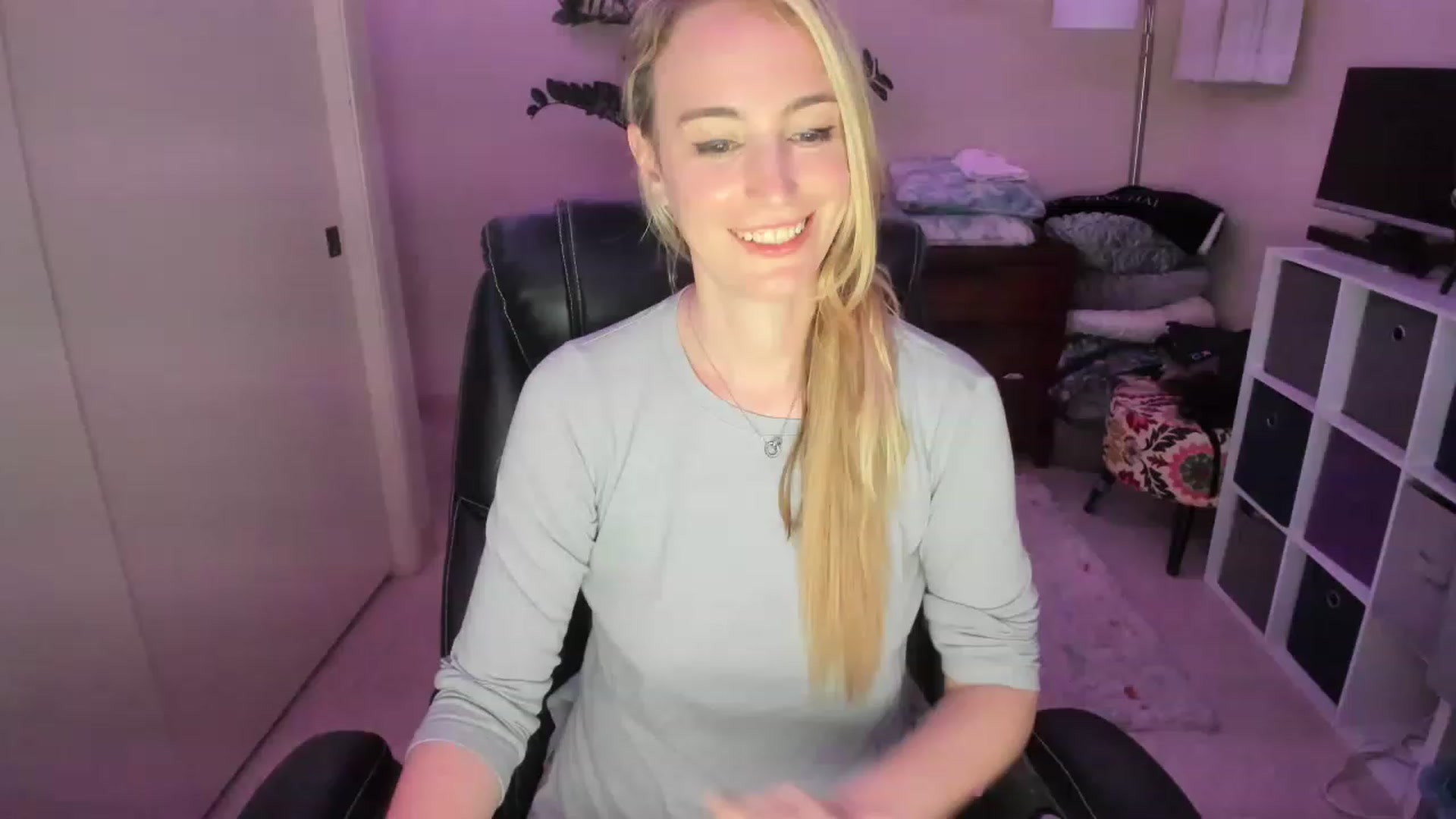 Gallery image thumbnail from JaneAllDay's myfreecams stream on, 12/23/2022, 06:53 image 15 of 20