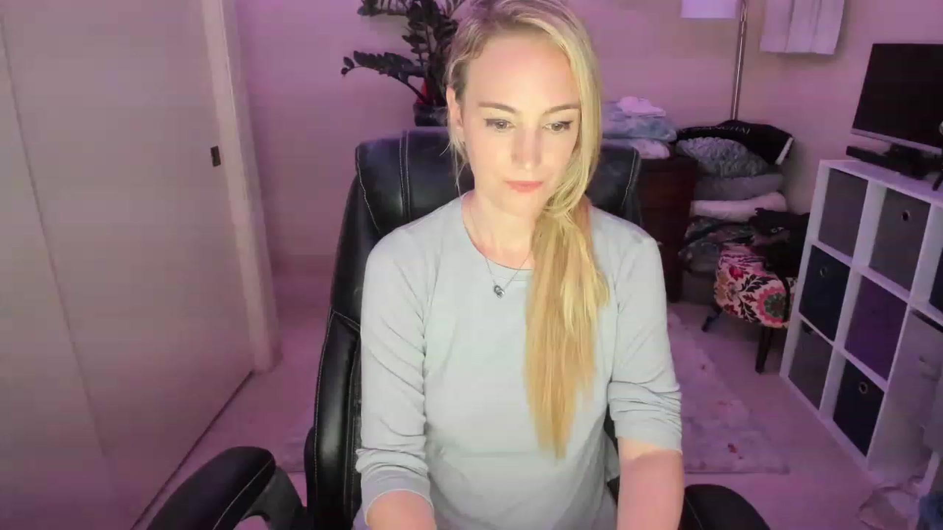 Gallery image thumbnail from JaneAllDay's myfreecams stream on, 12/23/2022, 06:53 image 19 of 20
