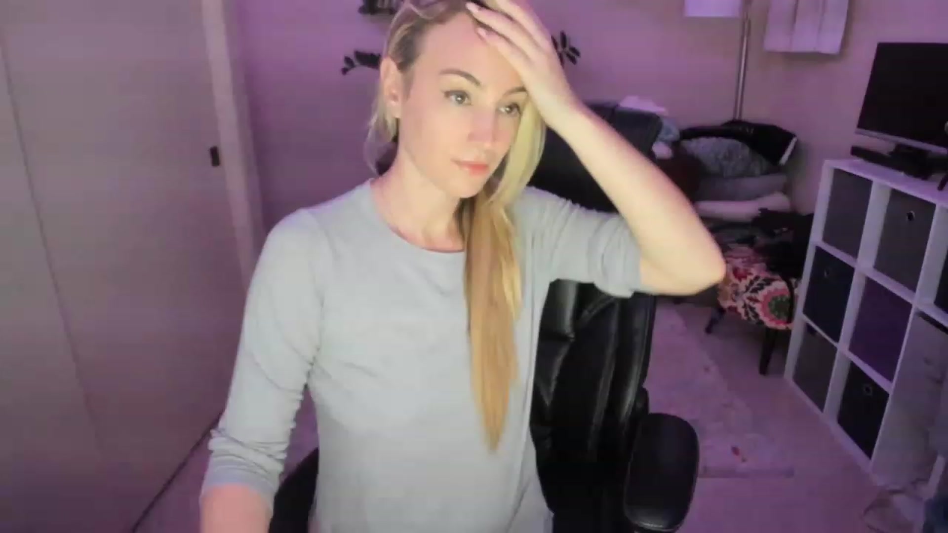 Gallery image thumbnail from JaneAllDay's myfreecams stream on, 12/23/2022, 06:53 image 13 of 20
