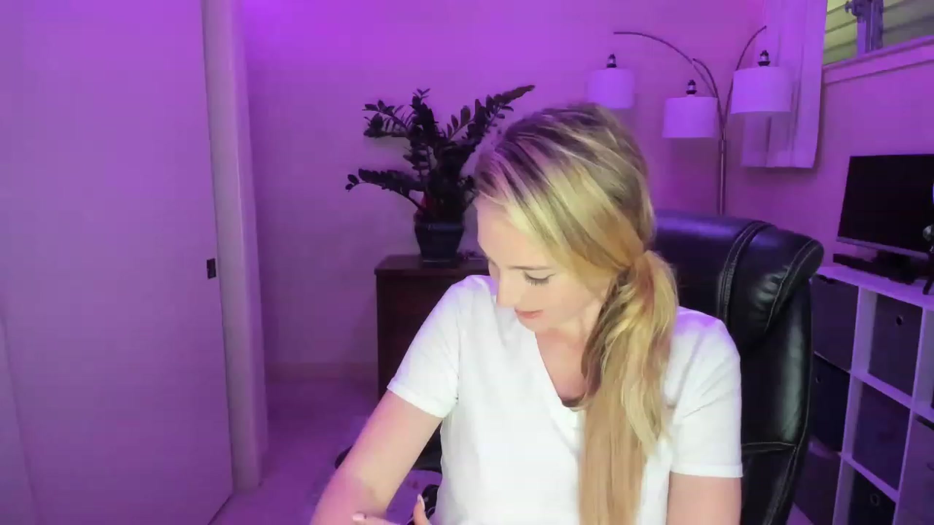 Gallery image thumbnail from JaneAllDay's myfreecams stream on, 12/27/2022, 07:17 image 14 of 20