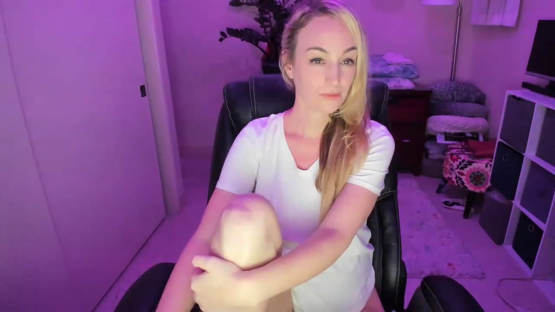 Gallery image thumbnail from JaneAllDay's myfreecams stream on, 12/27/2022, 07:17 image 2 of 20