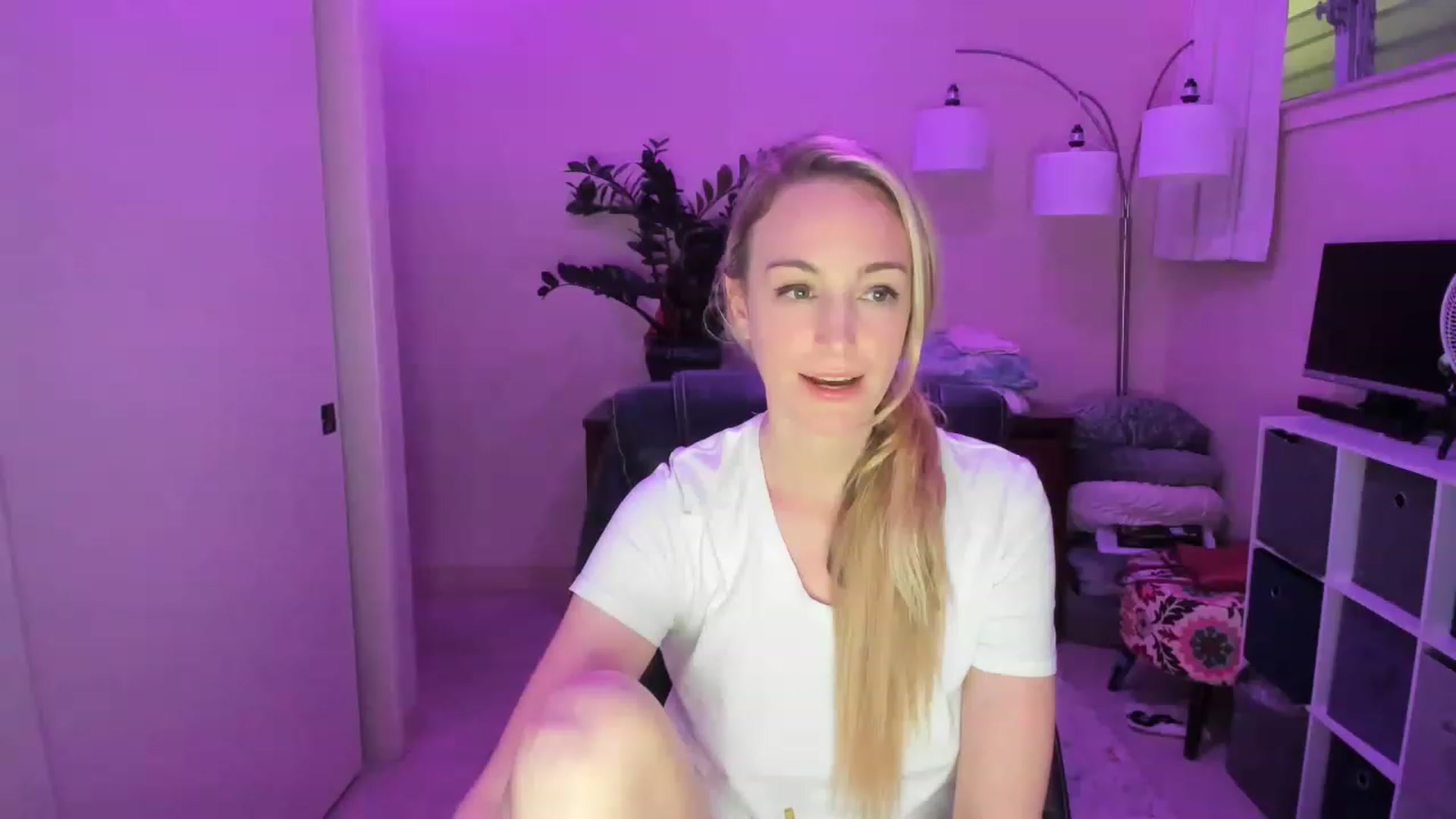 Gallery image thumbnail from JaneAllDay's myfreecams stream on, 12/27/2022, 07:17 image 16 of 20