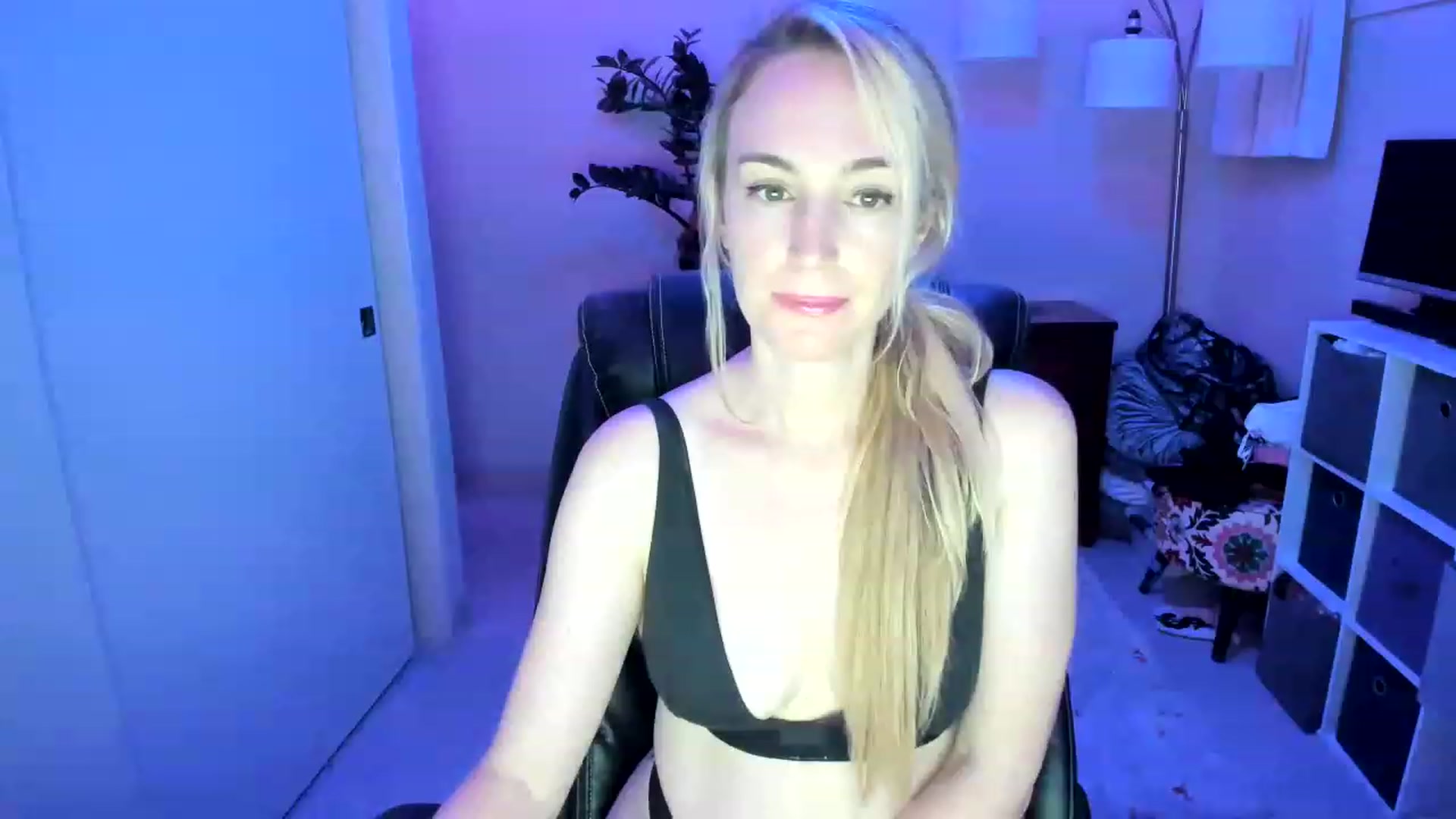 Gallery image thumbnail from JaneAllDay's myfreecams stream on, 12/28/2022, 07:32 image 9 of 20