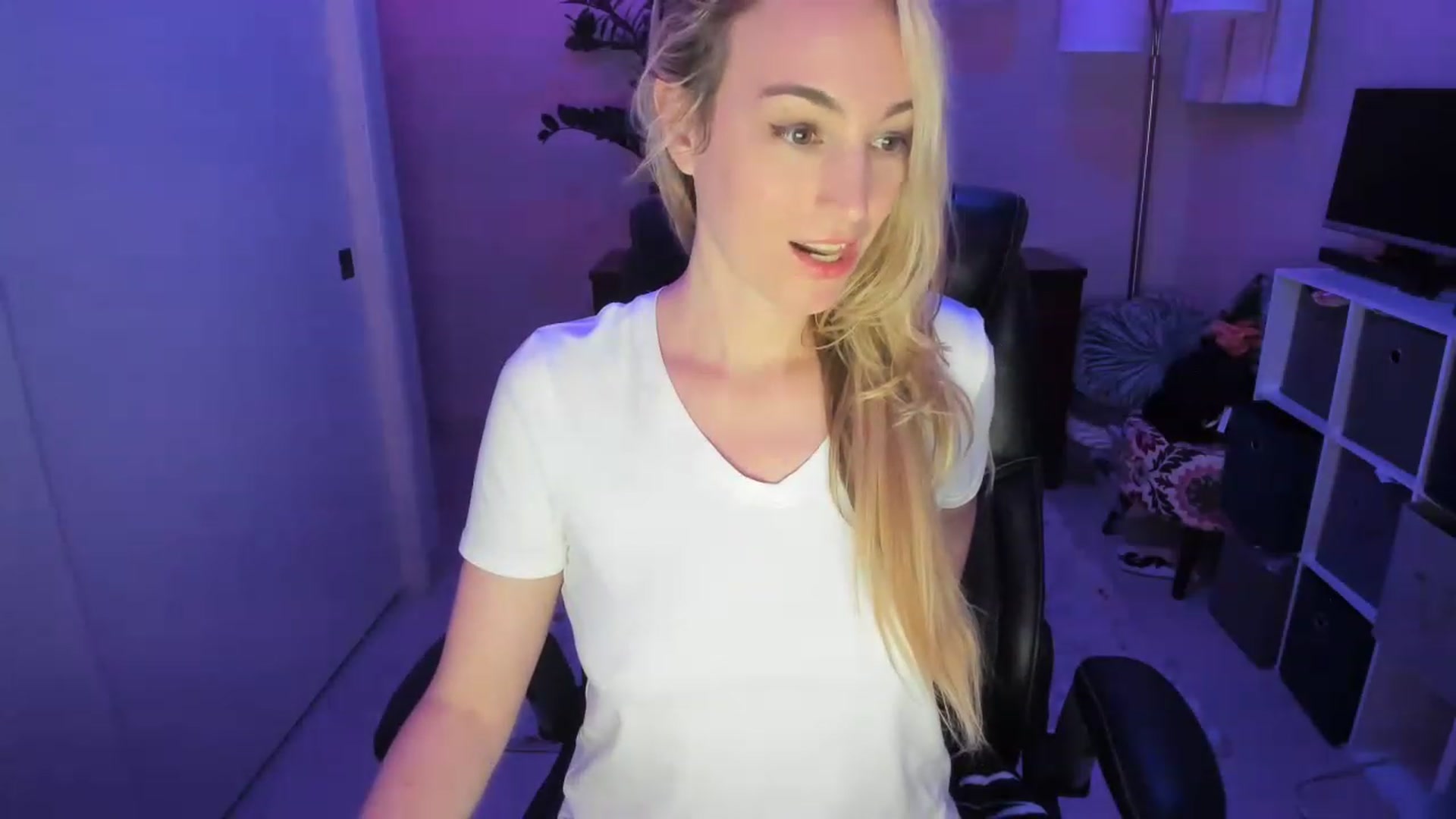 Gallery image thumbnail from JaneAllDay's myfreecams stream on, 12/29/2022, 06:55 image 12 of 20