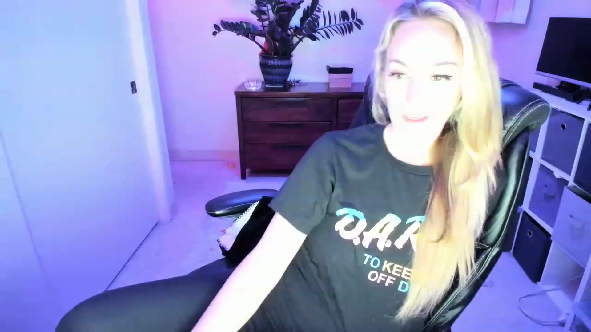 Gallery image thumbnail from JaneAllDay's myfreecams stream on, 12/30/2022, 06:01 image 6 of 20