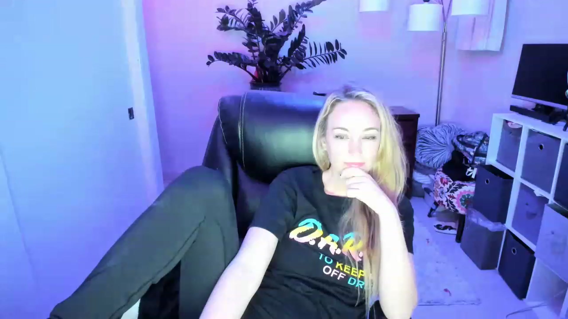 Gallery image thumbnail from JaneAllDay's myfreecams stream on, 12/30/2022, 06:01 image 10 of 20