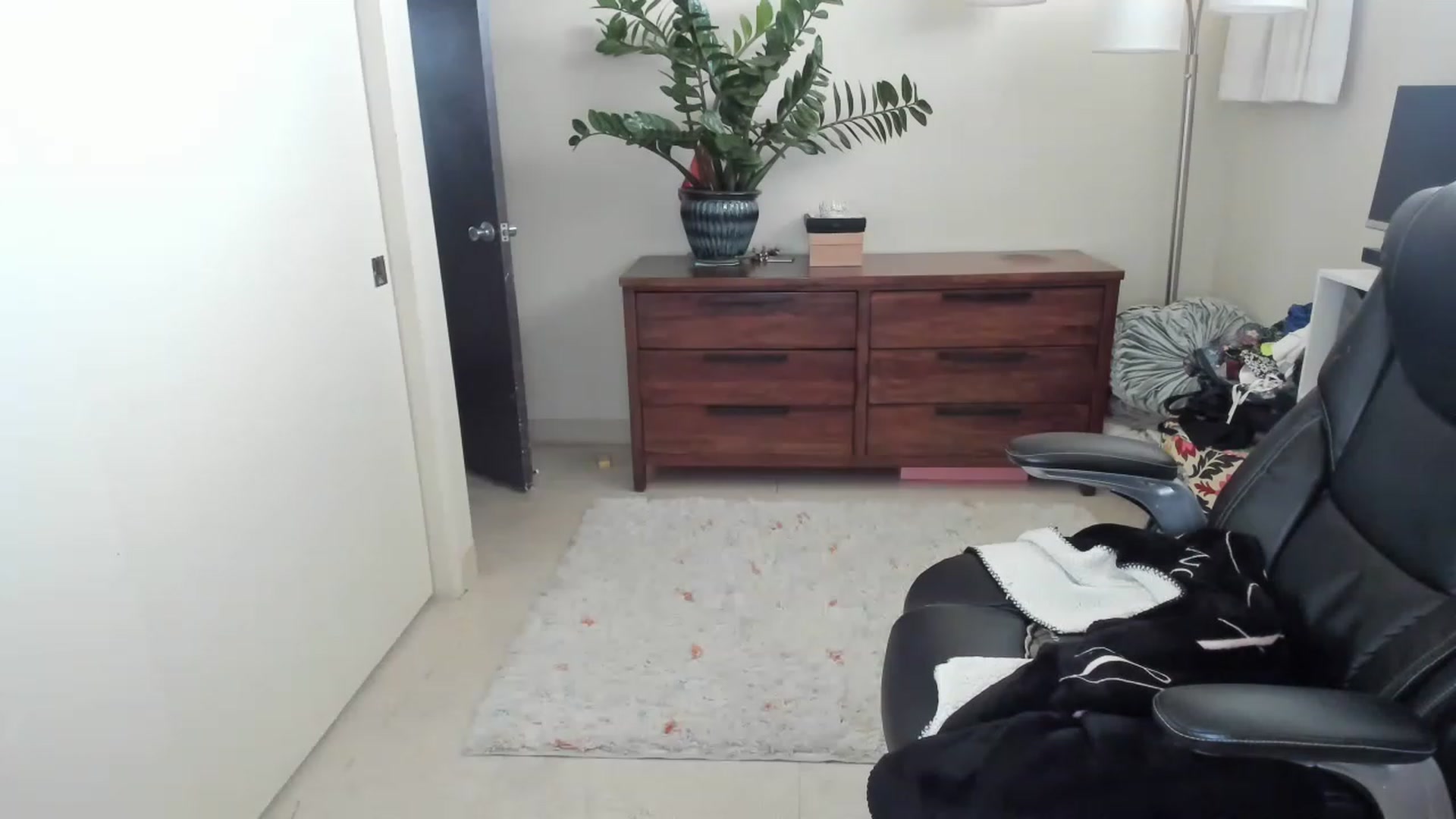Gallery image thumbnail from JaneAllDay's myfreecams stream on, 01/01/2023, 03:18 image 17 of 20