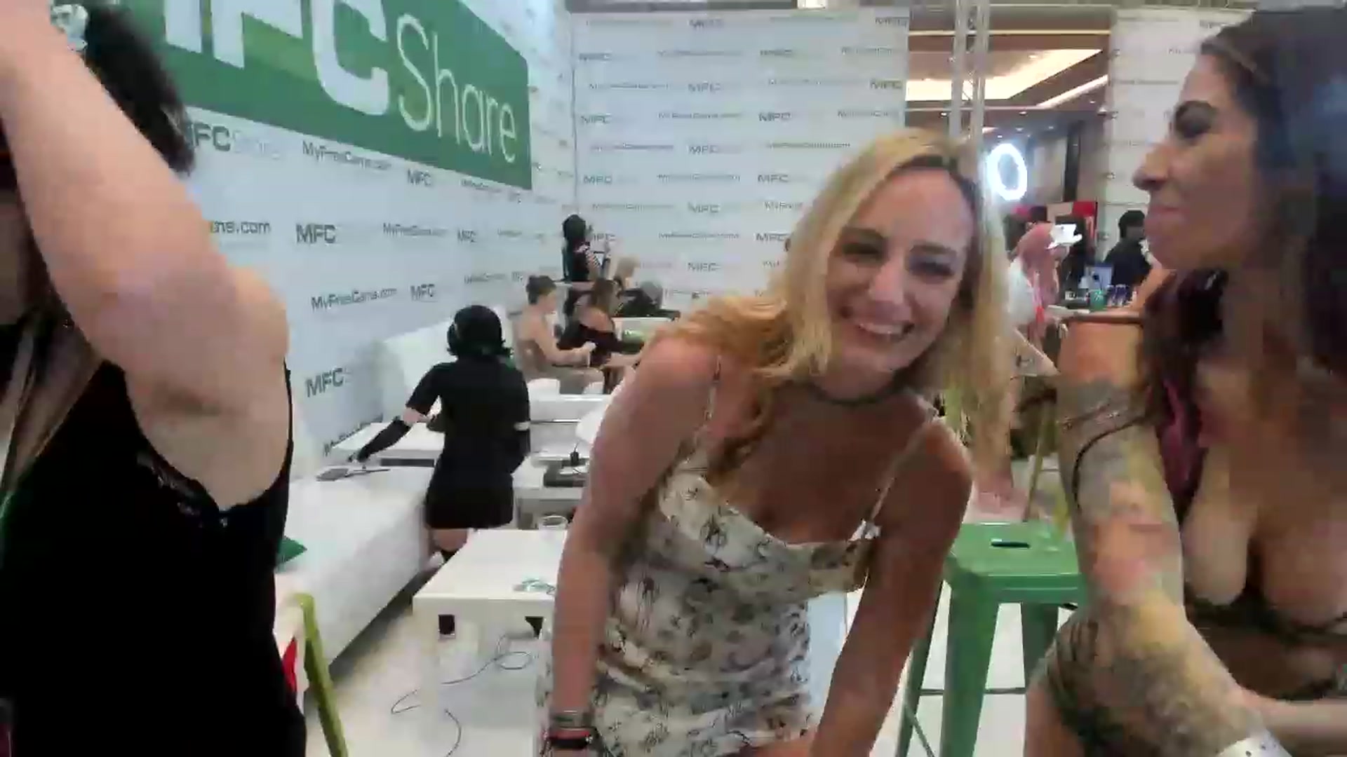 Gallery image thumbnail from JaneAllDay's myfreecams stream on, 01/06/2023, 24:08 image 17 of 20