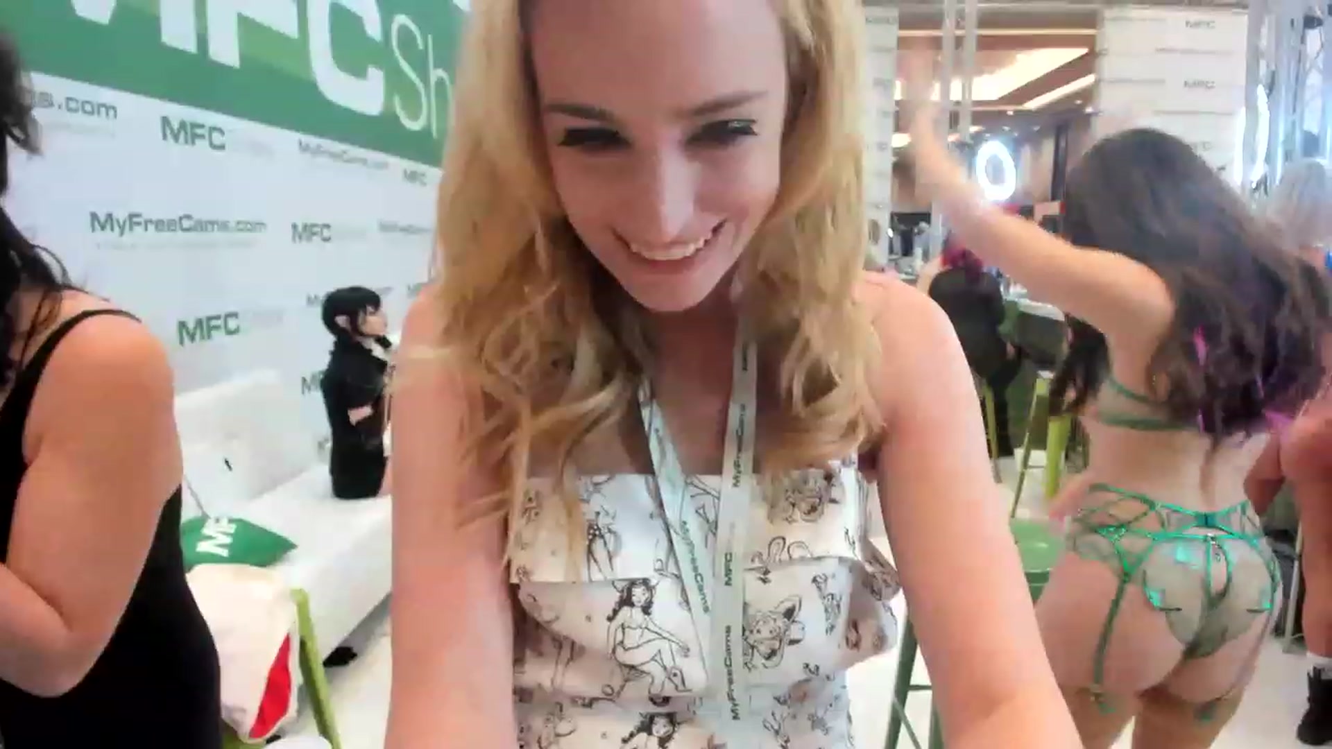 Gallery image thumbnail from JaneAllDay's myfreecams stream on, 01/06/2023, 24:08 image 18 of 20