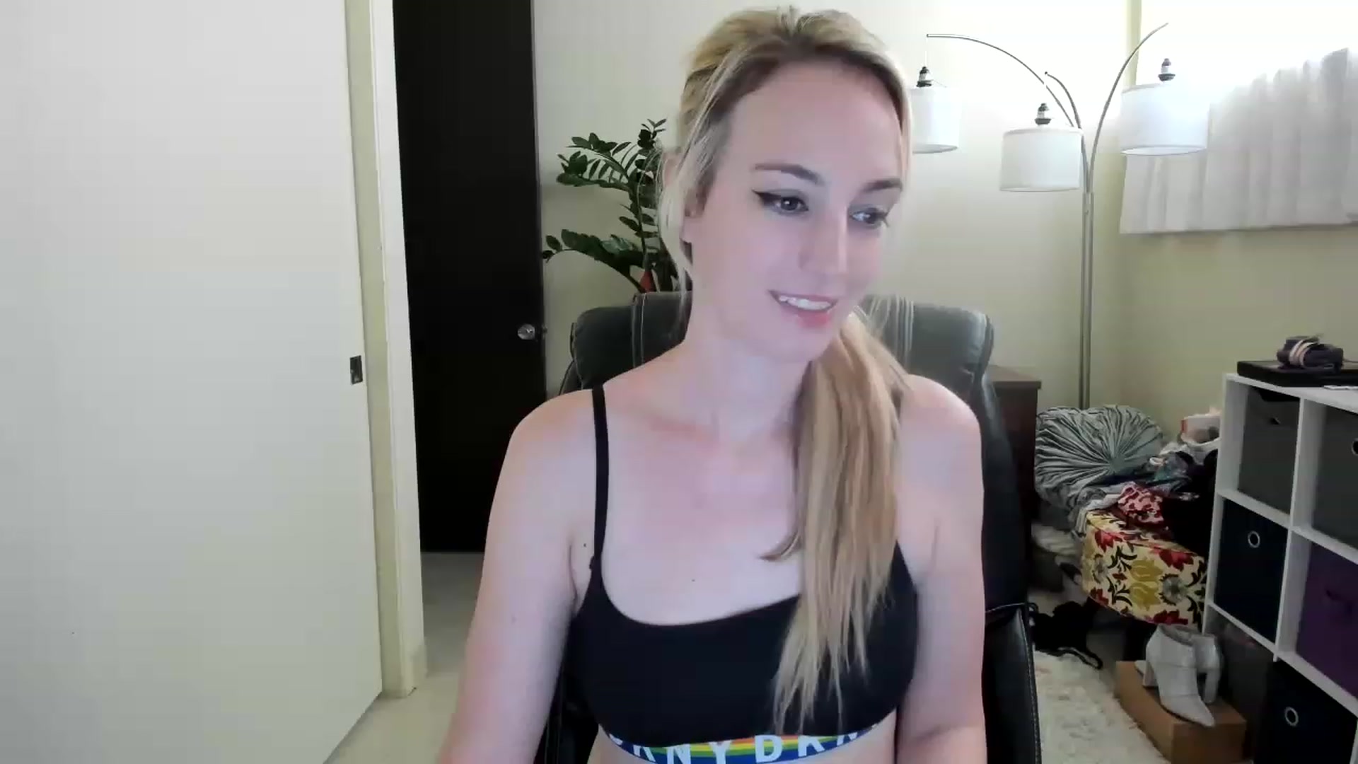 Gallery image thumbnail from JaneAllDay's myfreecams stream on, 01/14/2023, 24:10 image 14 of 20