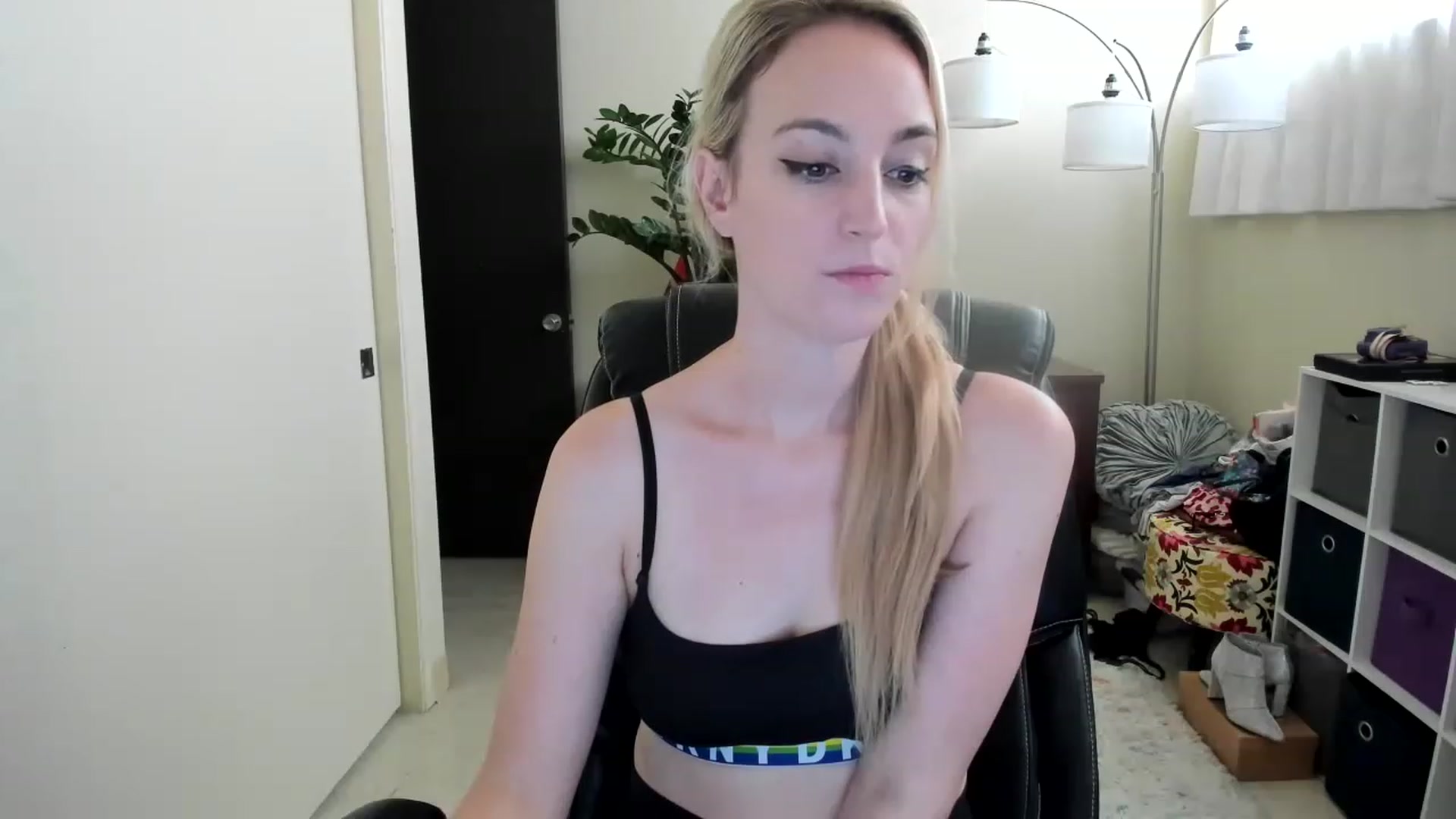 Gallery image thumbnail from JaneAllDay's myfreecams stream on, 01/14/2023, 24:10 image 3 of 20