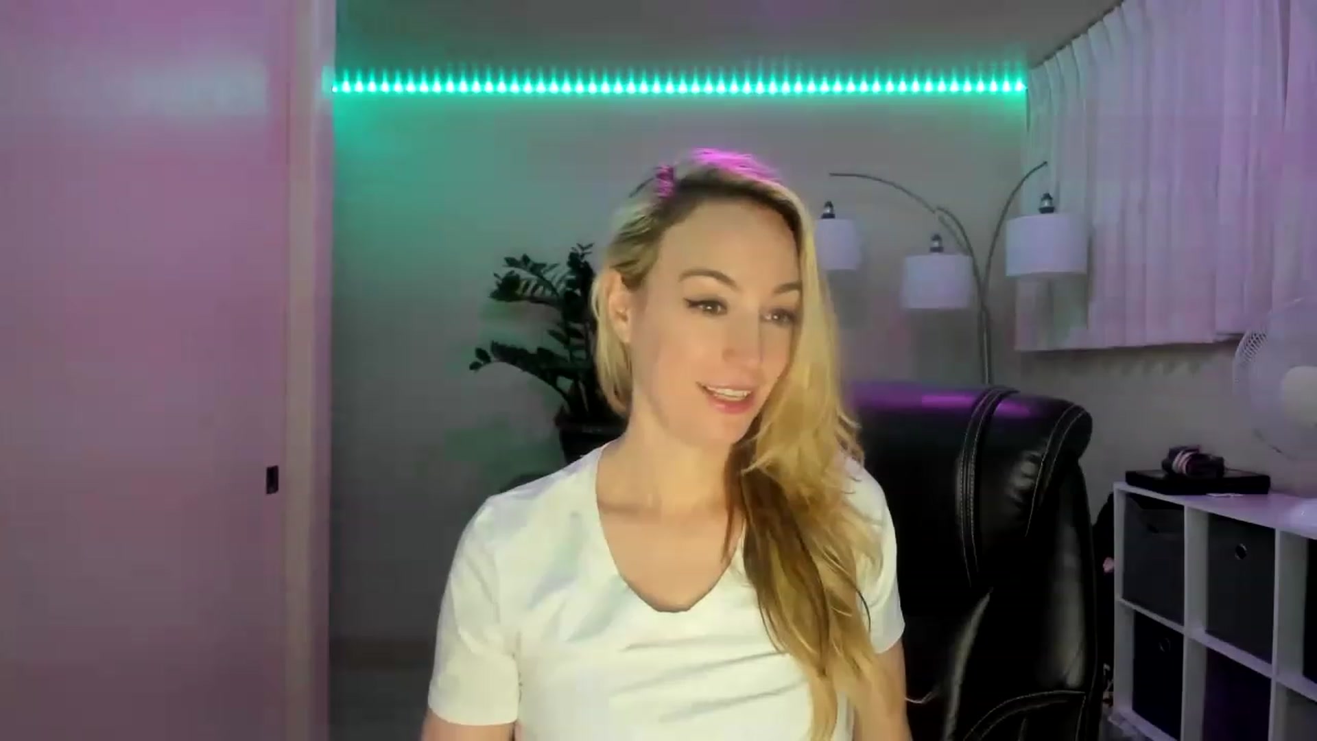 Gallery image thumbnail from JaneAllDay's myfreecams stream on, 01/15/2023, 09:26 image 2 of 20