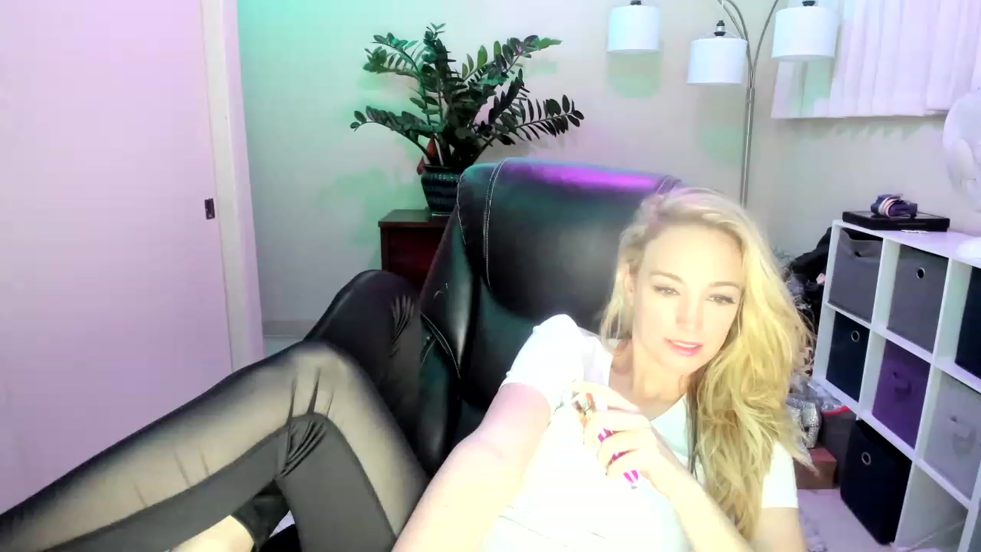 Gallery image thumbnail from JaneAllDay's myfreecams stream on, 01/15/2023, 09:26 image 3 of 20