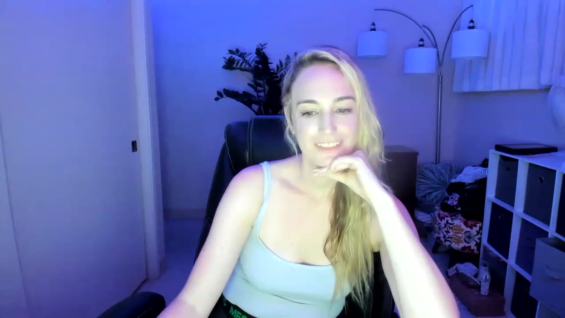 Gallery image thumbnail from JaneAllDay's myfreecams stream on, 01/18/2023, 05:26 image 15 of 20