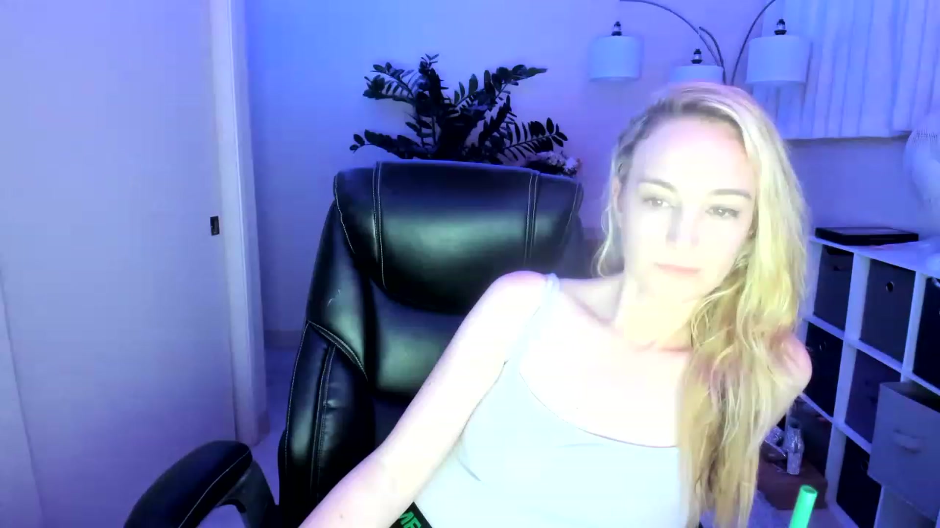 Gallery image thumbnail from JaneAllDay's myfreecams stream on, 01/18/2023, 06:50 image 18 of 20