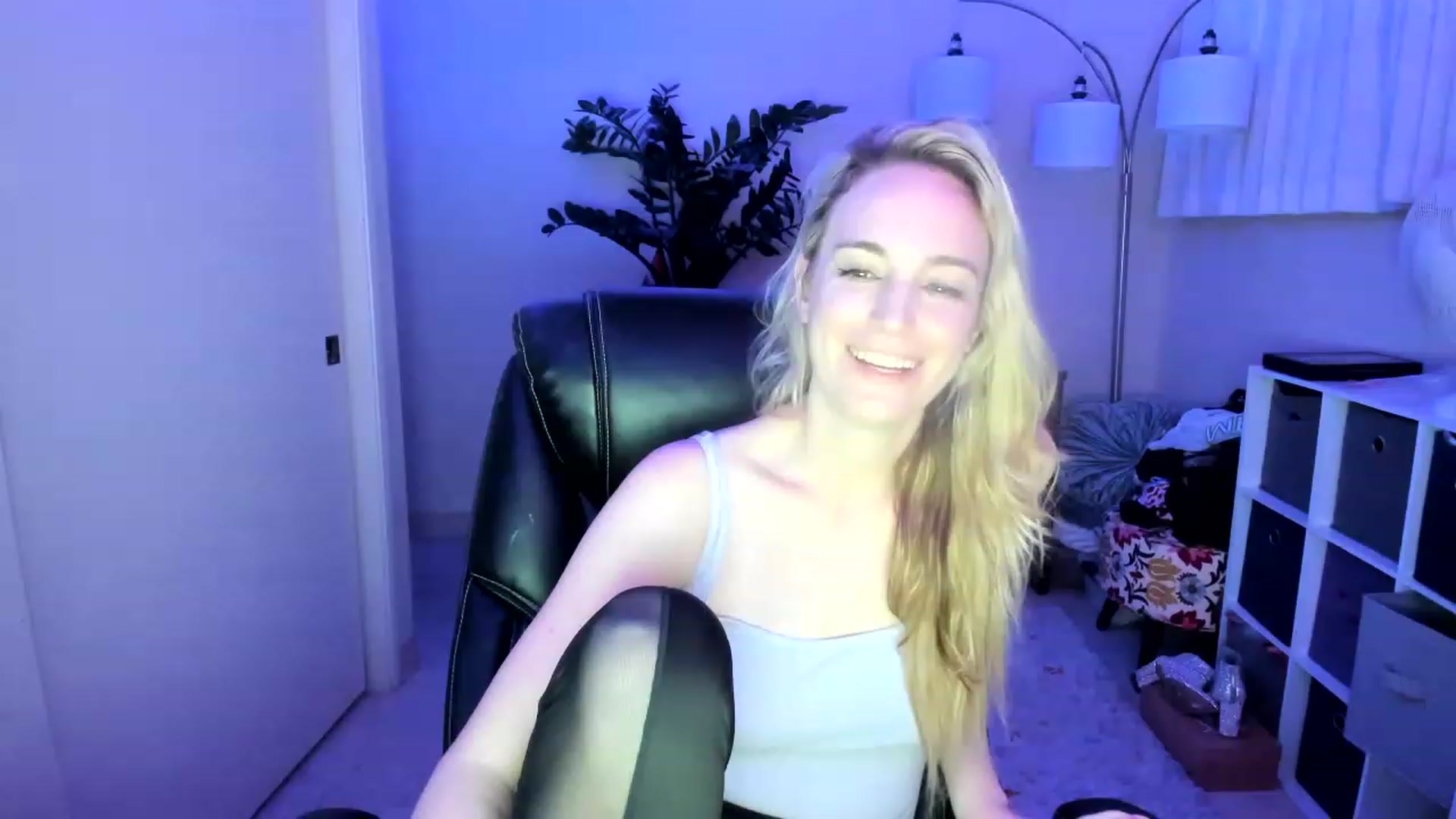 Gallery image thumbnail from JaneAllDay's myfreecams stream on, 01/18/2023, 06:50 image 15 of 20