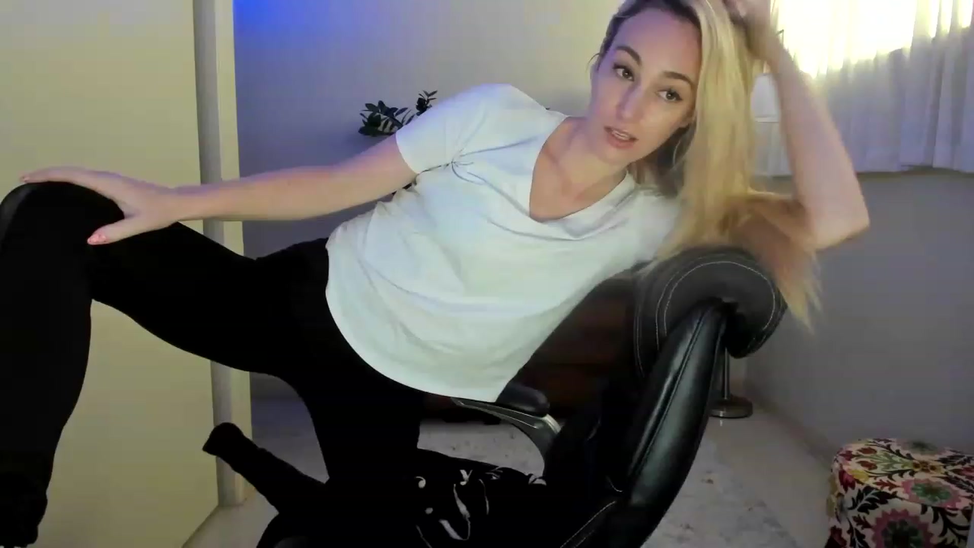 Gallery image thumbnail from JaneAllDay's myfreecams stream on, 01/29/2023, 02:47 image 15 of 20