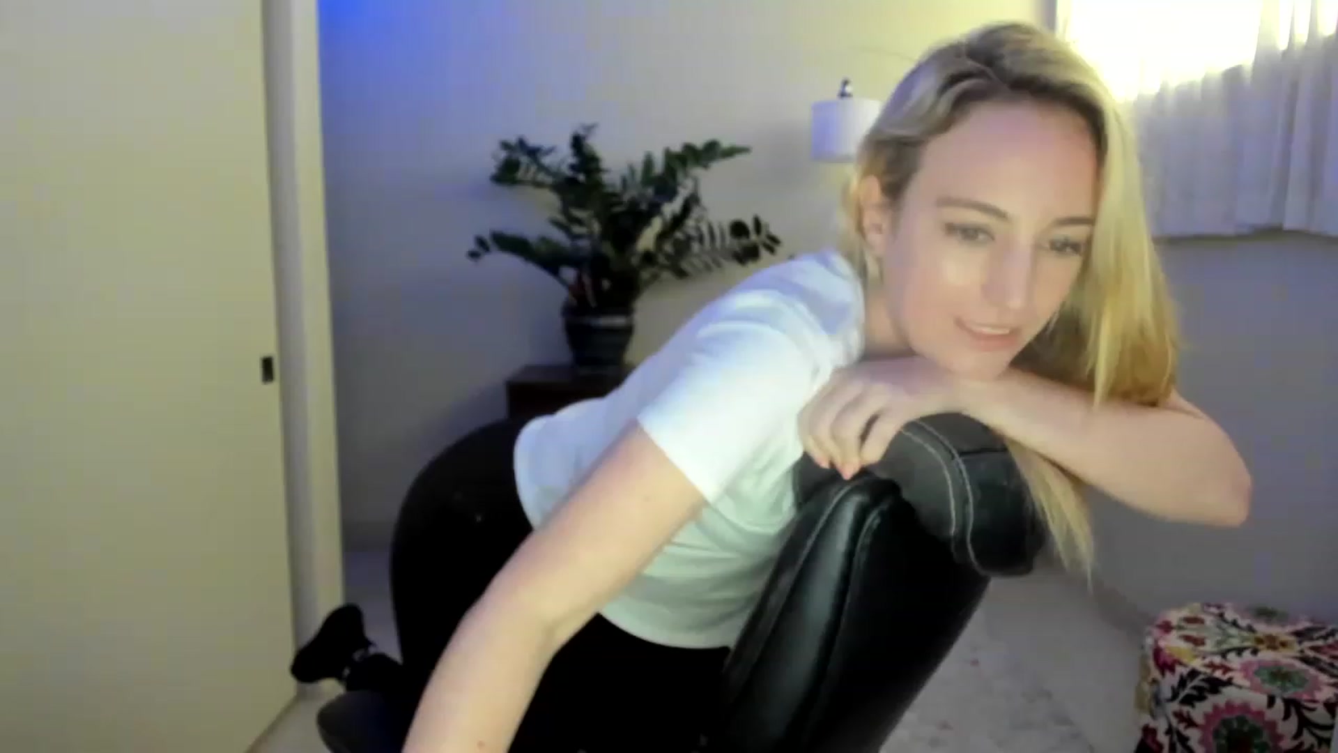 Gallery image thumbnail from JaneAllDay's myfreecams stream on, 01/29/2023, 02:47 image 16 of 20