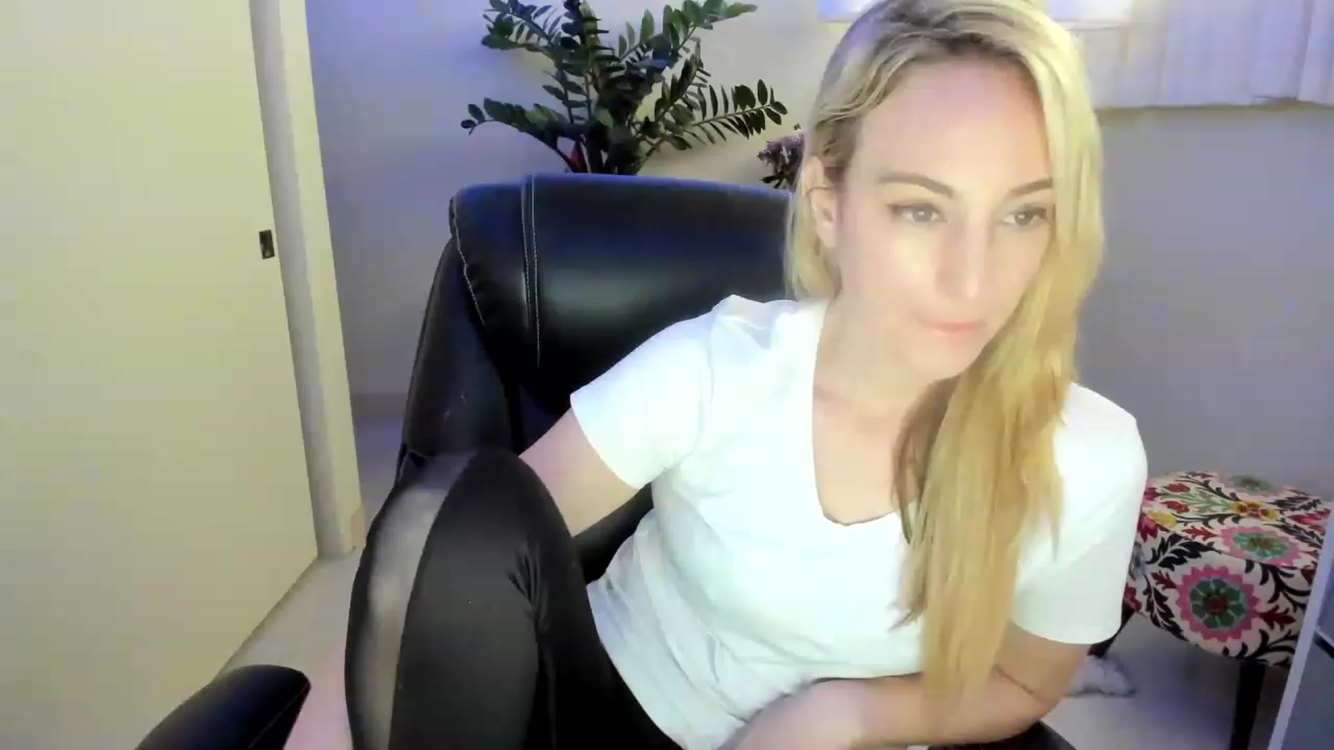 Gallery image thumbnail from JaneAllDay's myfreecams stream on, 01/29/2023, 02:47 image 14 of 20