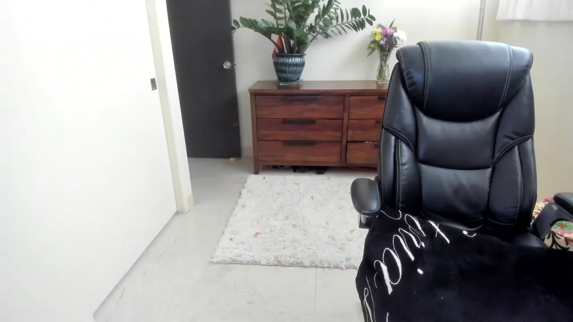 Gallery image thumbnail from JaneAllDay's myfreecams stream on, 02/03/2023, 24:29 image 7 of 20