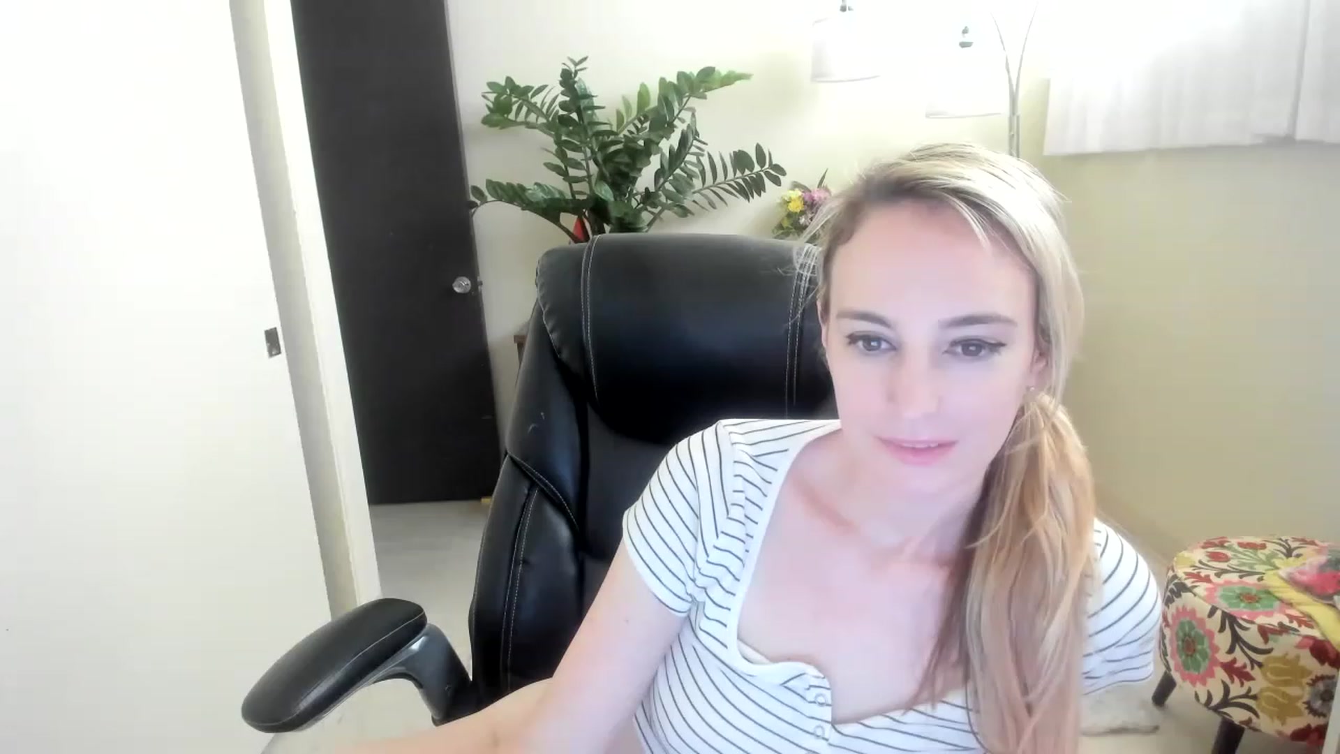 Gallery image thumbnail from JaneAllDay's myfreecams stream on, 02/04/2023, 01:32 image 2 of 20