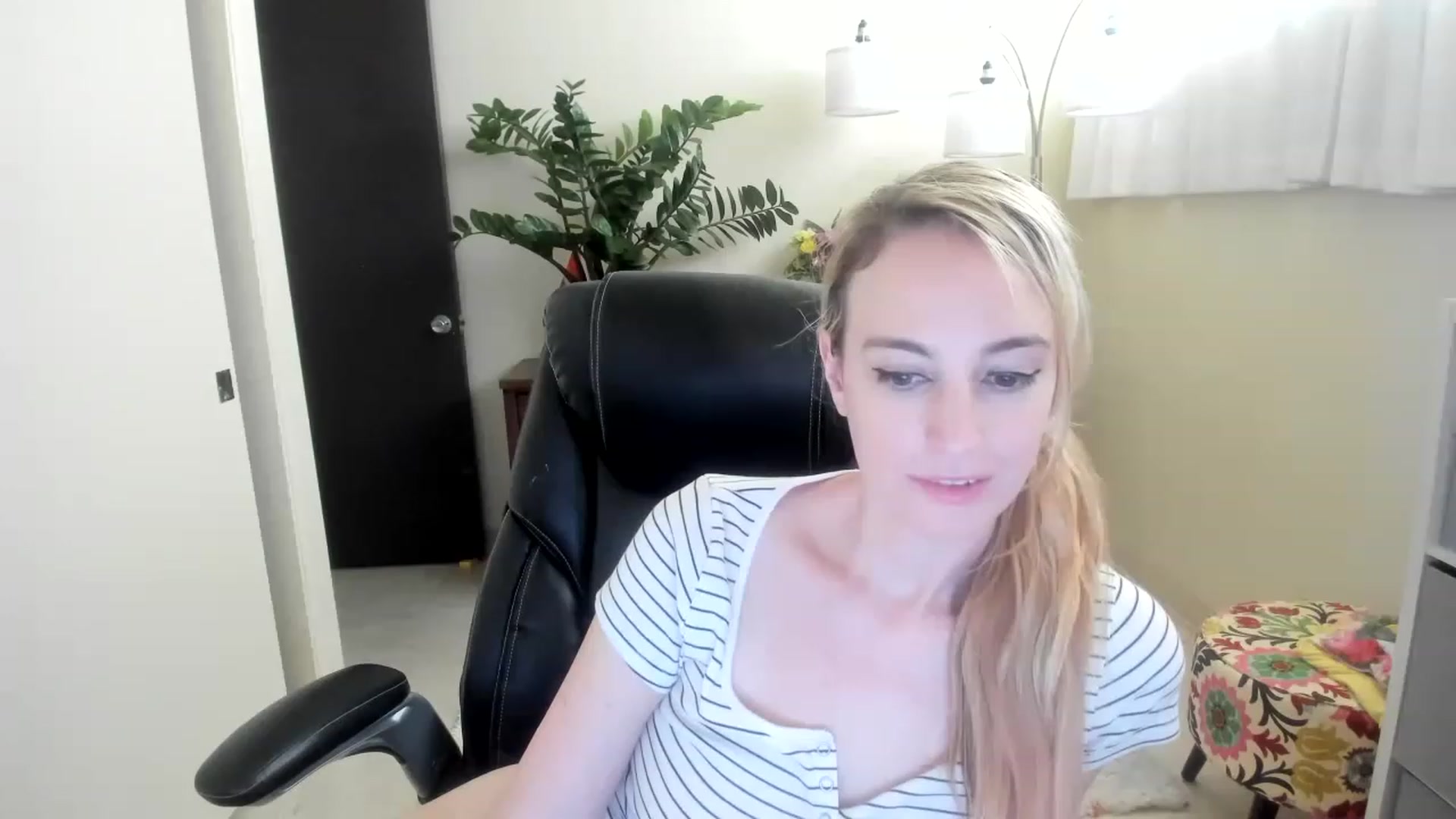 Gallery image thumbnail from JaneAllDay's myfreecams stream on, 02/04/2023, 01:32 image 1 of 20