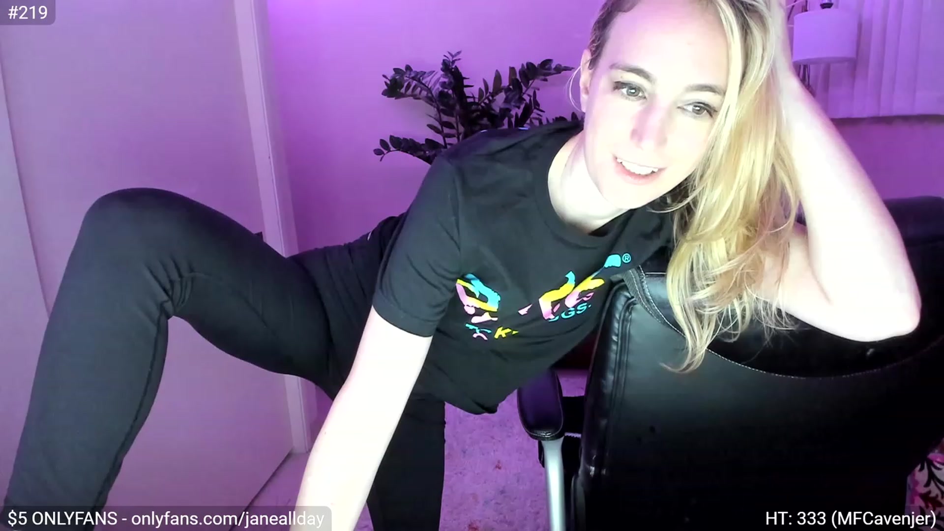 Gallery image thumbnail from JaneAllDay's myfreecams stream on, 03/01/2023, 08:01 image 17 of 20