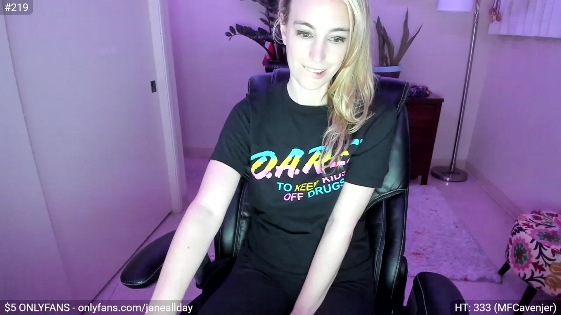 Gallery image thumbnail from JaneAllDay's myfreecams stream on, 03/01/2023, 08:01 image 2 of 20
